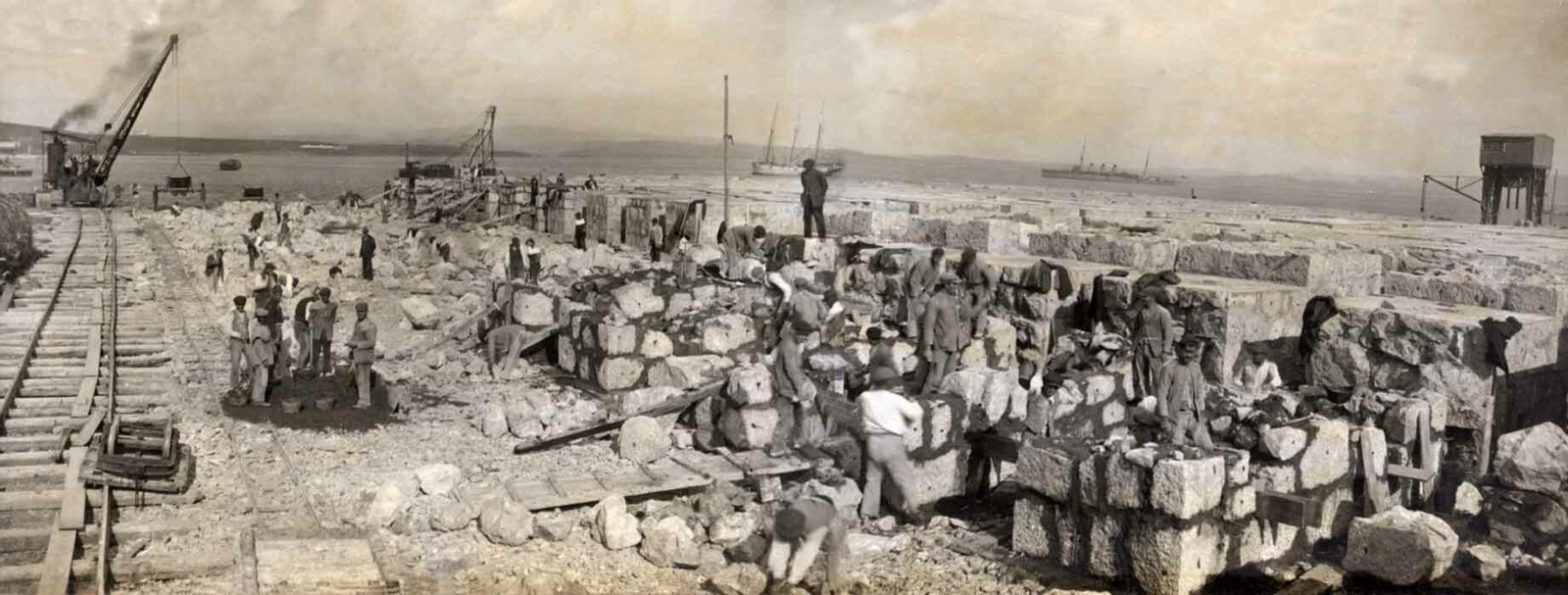 Construcción de bloques de mampostería con piedras calizas de la cantera y cemento en el Taller de la Isla Verde, hacia 1926.