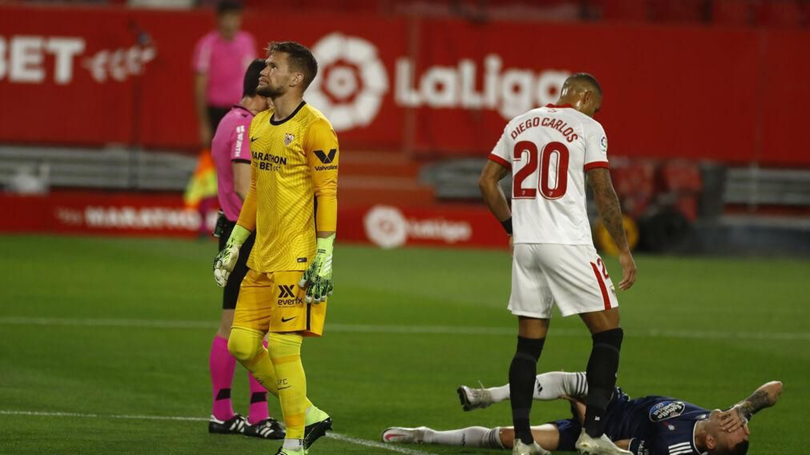 Vaclík mira a la grada tras un choque de Diego Carlos con Iago Aspas, autor del 1-1 tras el error del meta y asistente del 1-2.