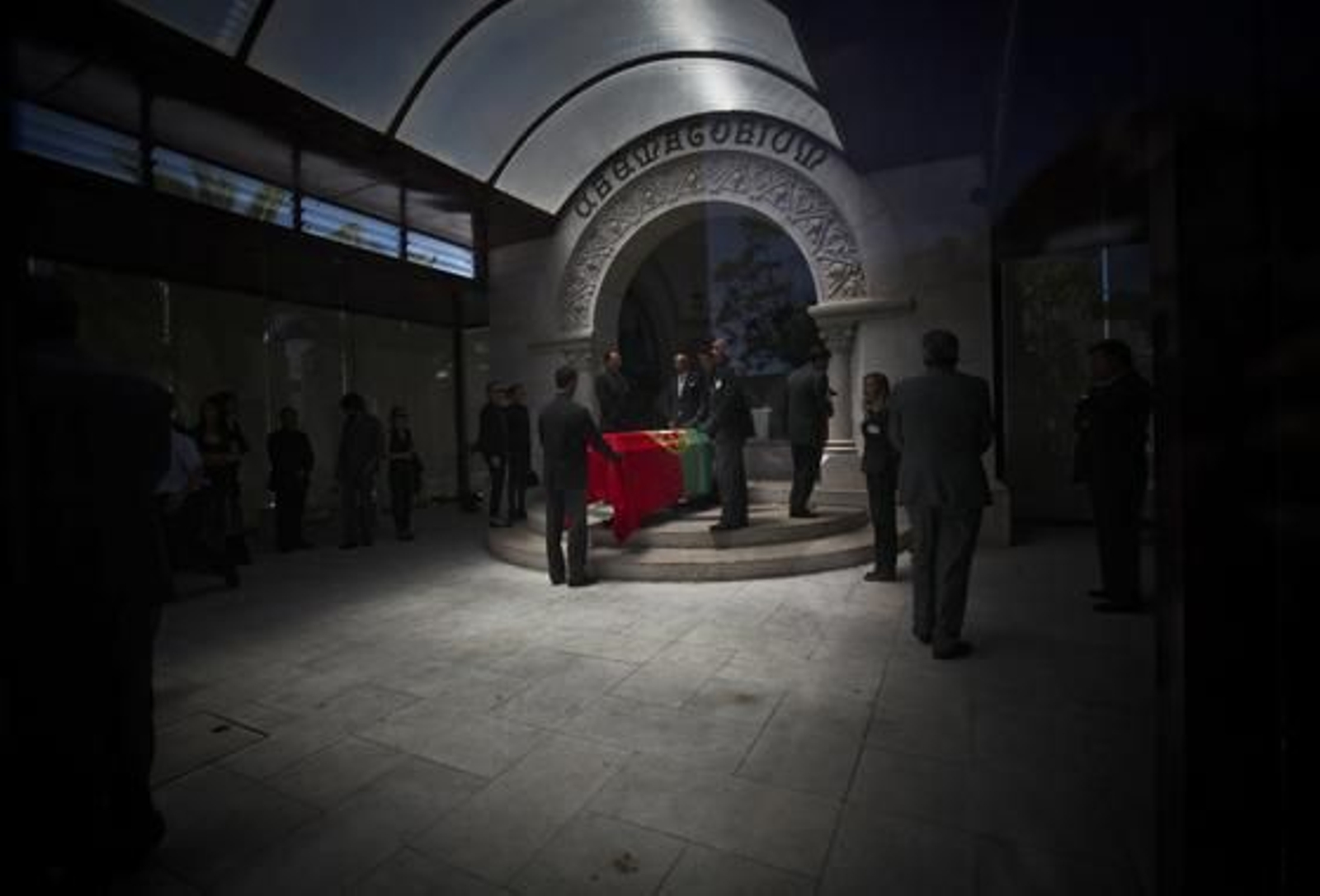 Intelectuales, políticos y cientos de portugueses se despiden del escritor.

Foto: EFE/ AFP/ Reuters