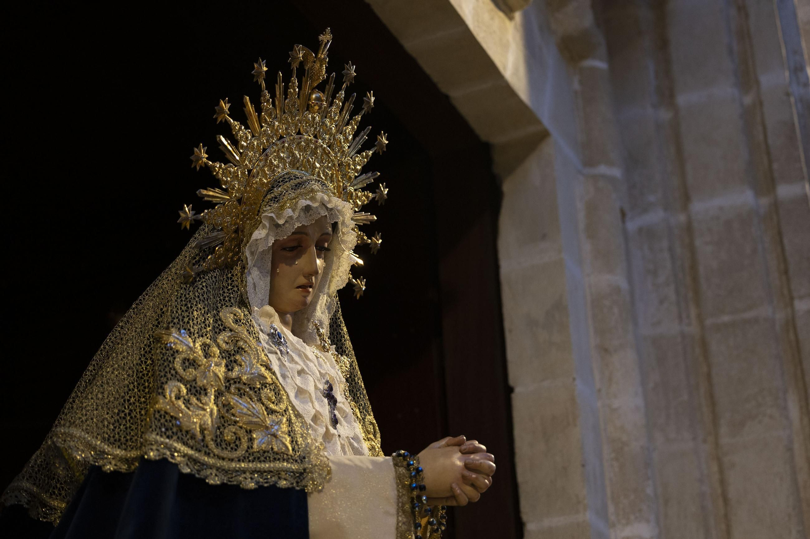 Imágenes de la salida de Dolor y Sacrifico en la Semana Santa de El Puerto 2025