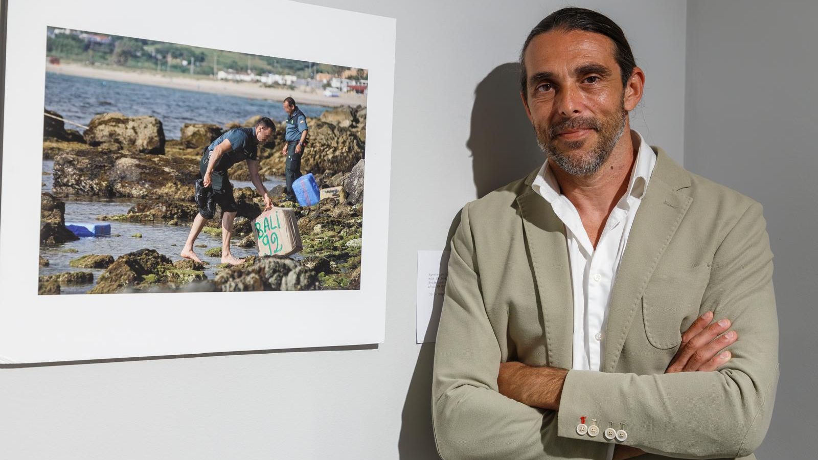 Fenoy junto a una de las fotografías de su obra.