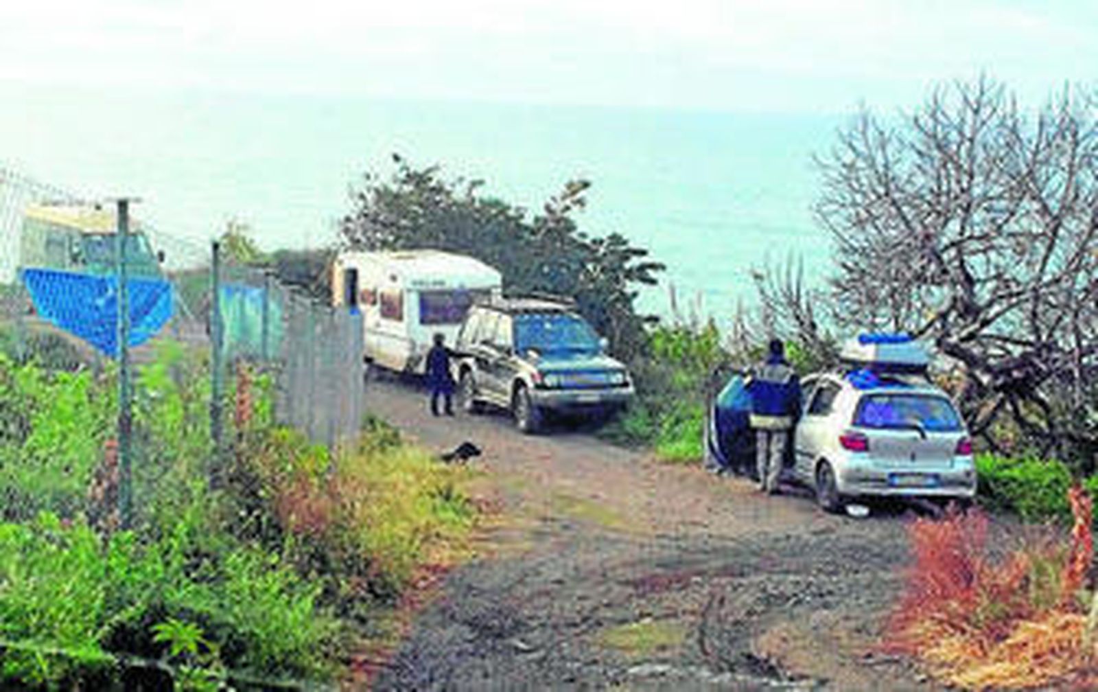 Acampada ilegal en la playa de Maro.