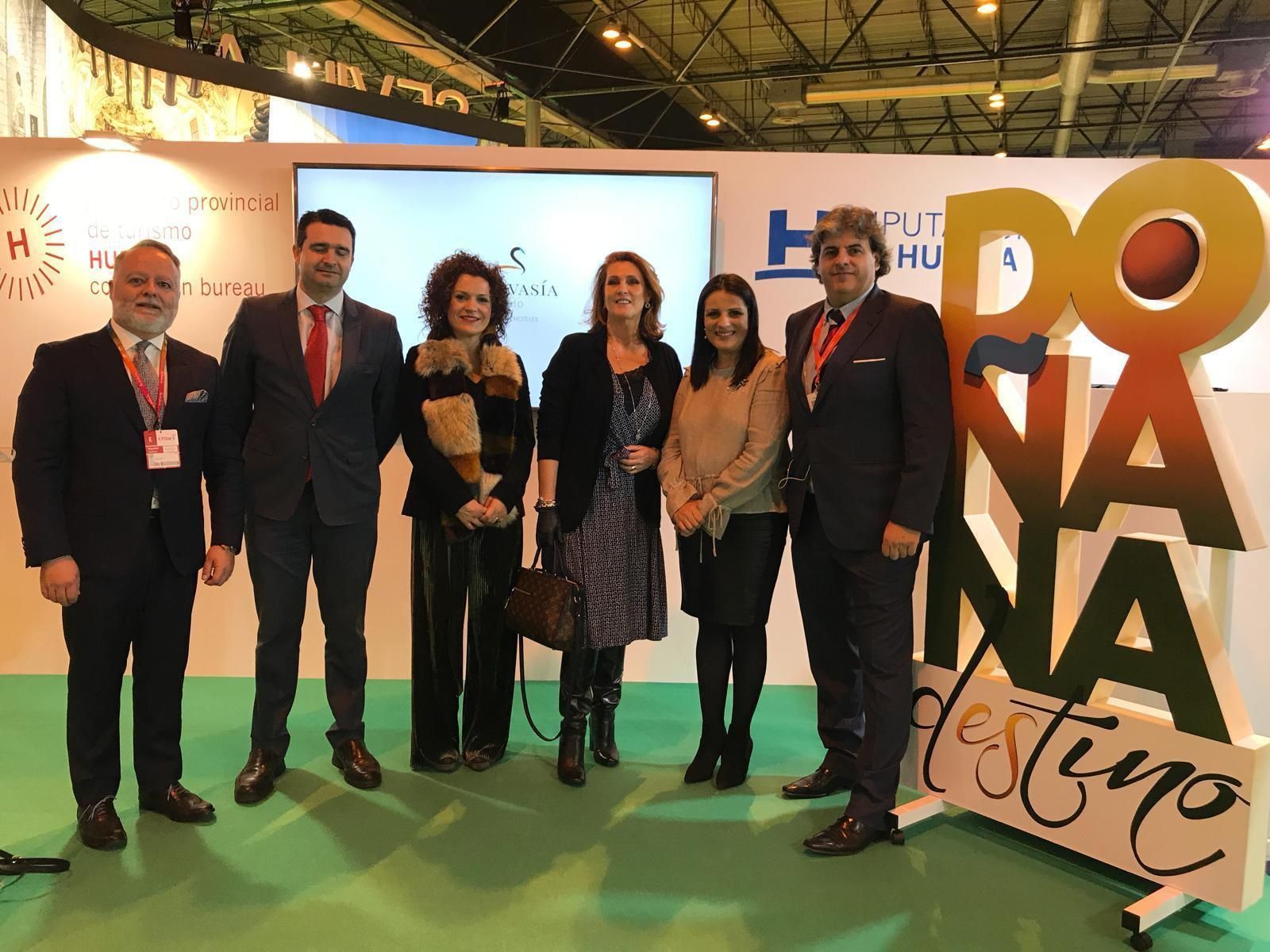 Enrique Tiscar, director del hotel; Amaro Huelva, senador; María E. Limón, vicepresidente de la Diputación; Marisa C. Azcárate, presidenta de Kaizen Hoteles, Rocío Espinosa, alcaldesa de Almonte y Miguel Espina, concejal de Turismo.