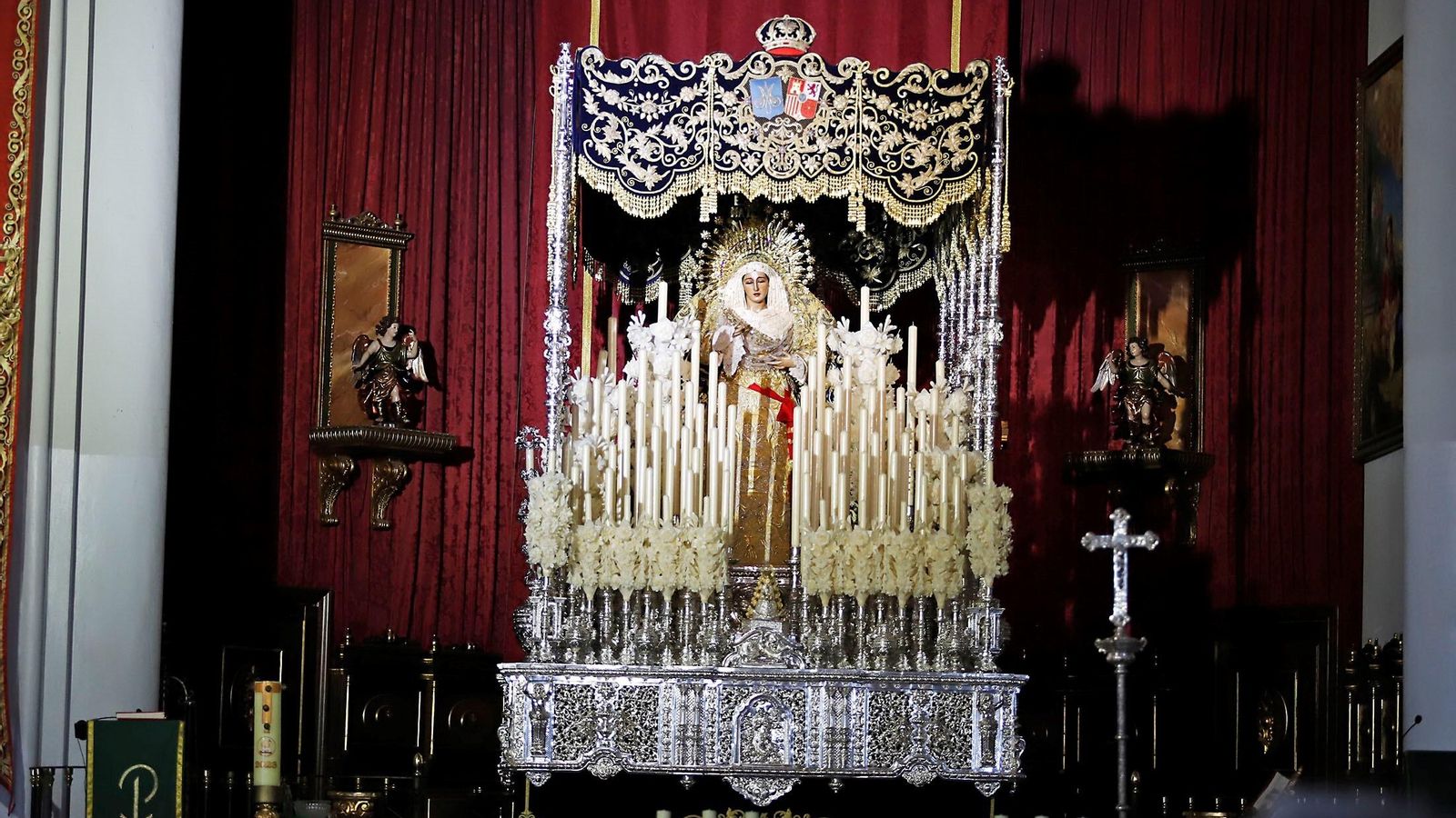 La Virgen de la Amargura entronizada para la su Coronación Canónica.