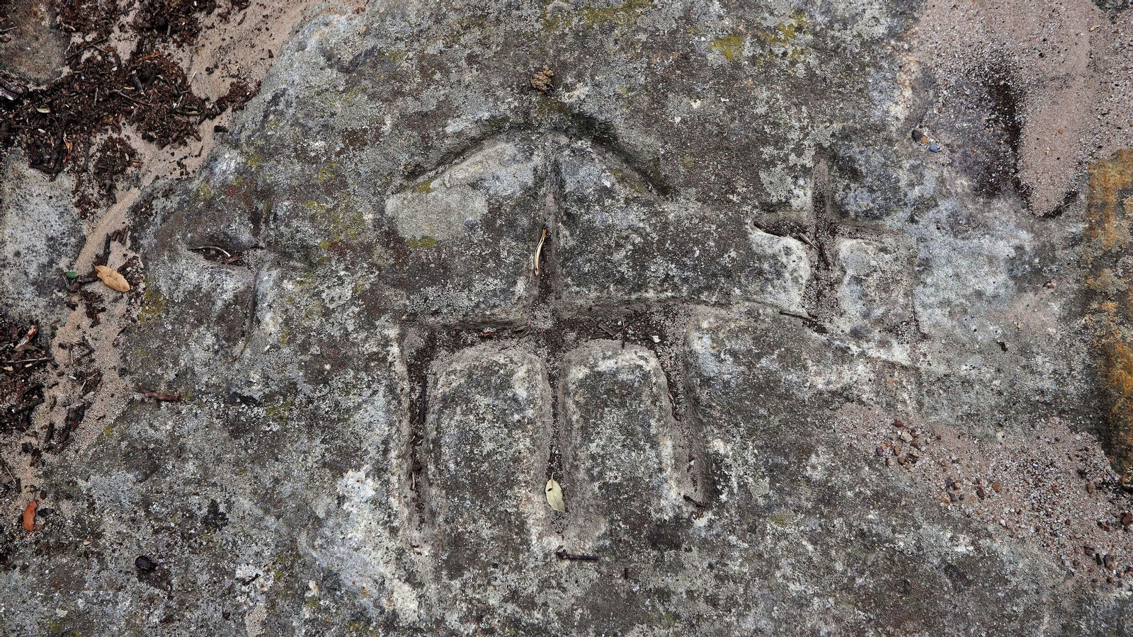 Una de las imágenes que se pueden ver en los restos de la Silla del Papa