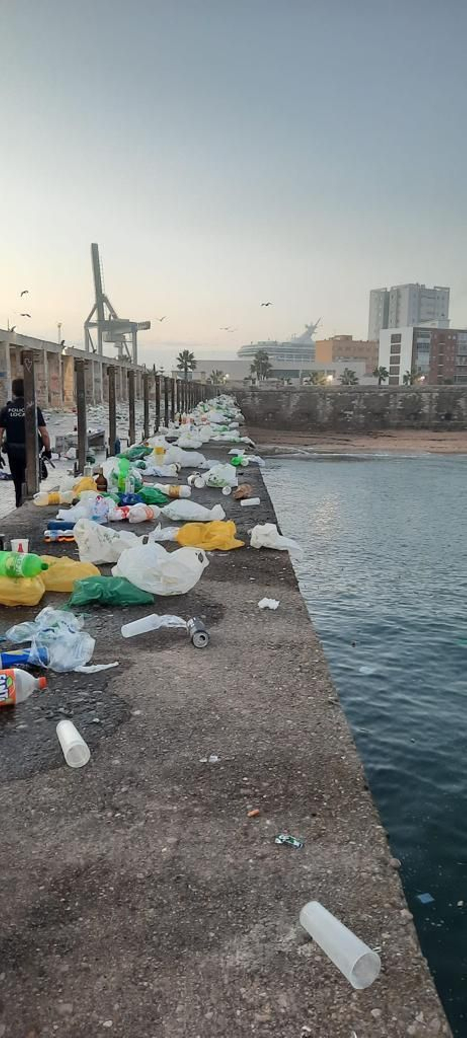 Así ha amanecido la Punta de San Felipe en Cádiz este 1 de noviembre