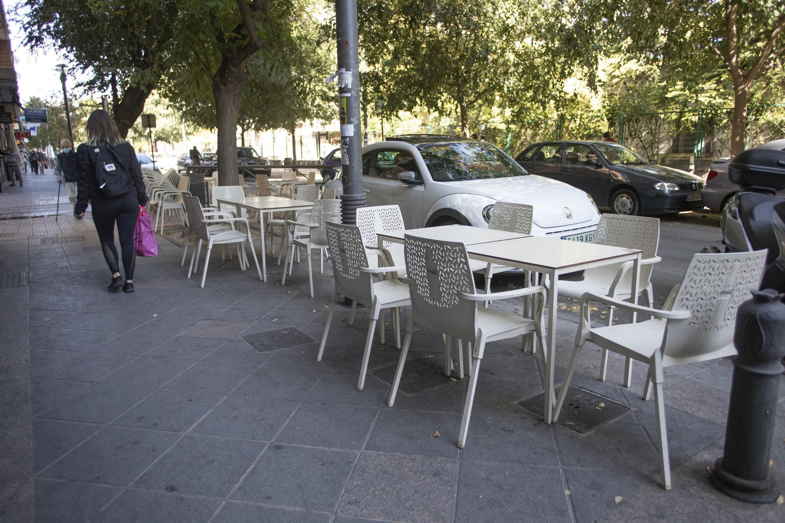 Los bares reducen al 50% el aforo y cierran antes