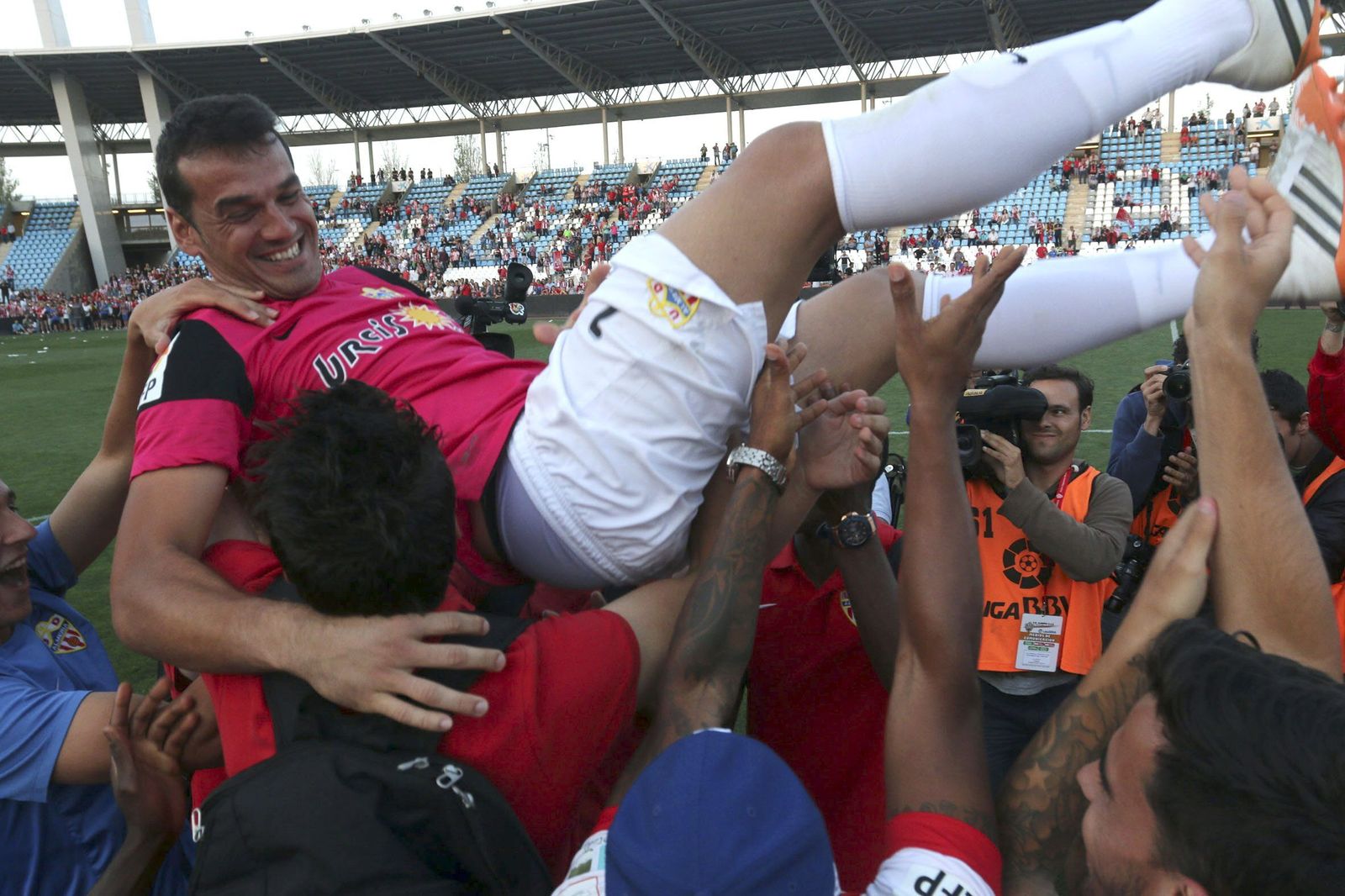 Esteban es manteado tras lograr la milagrosa permanencia de 2014