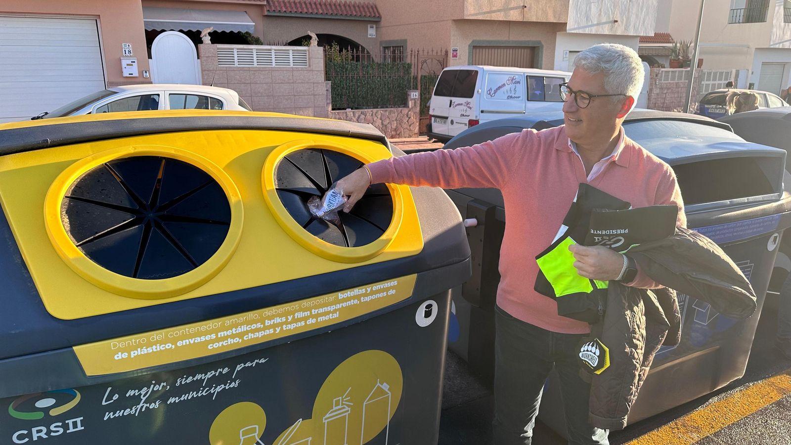 Ismael Torres, alcalde de Huércal de Almería, deposita un residuo de plástico en su contenedor.