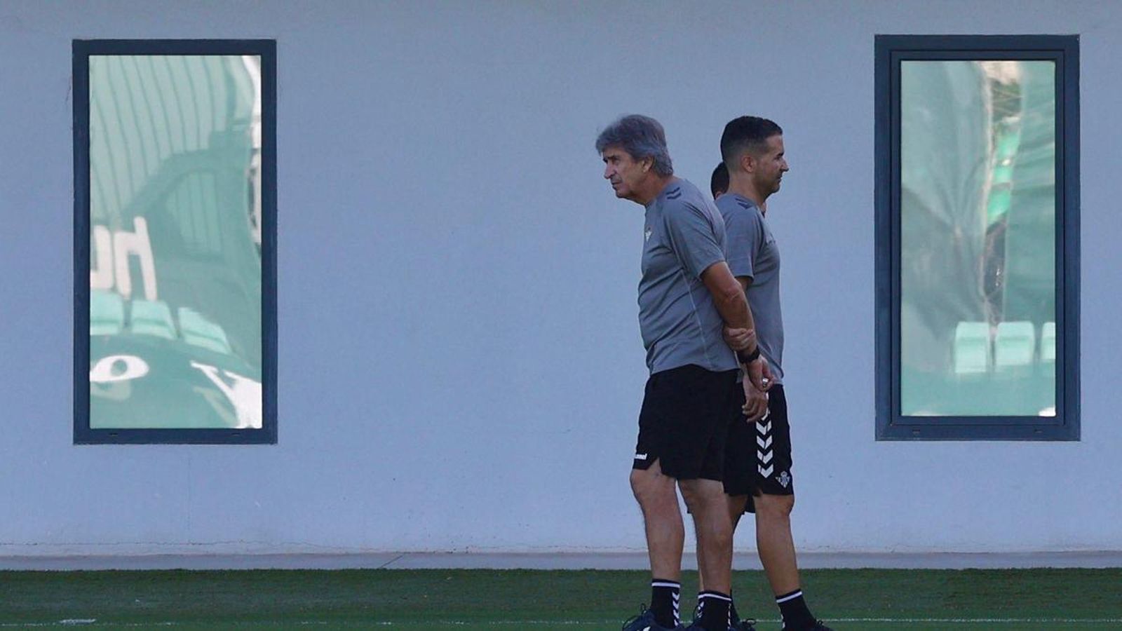 Pellegrini, pensativo en el entrenamiento del Betis.