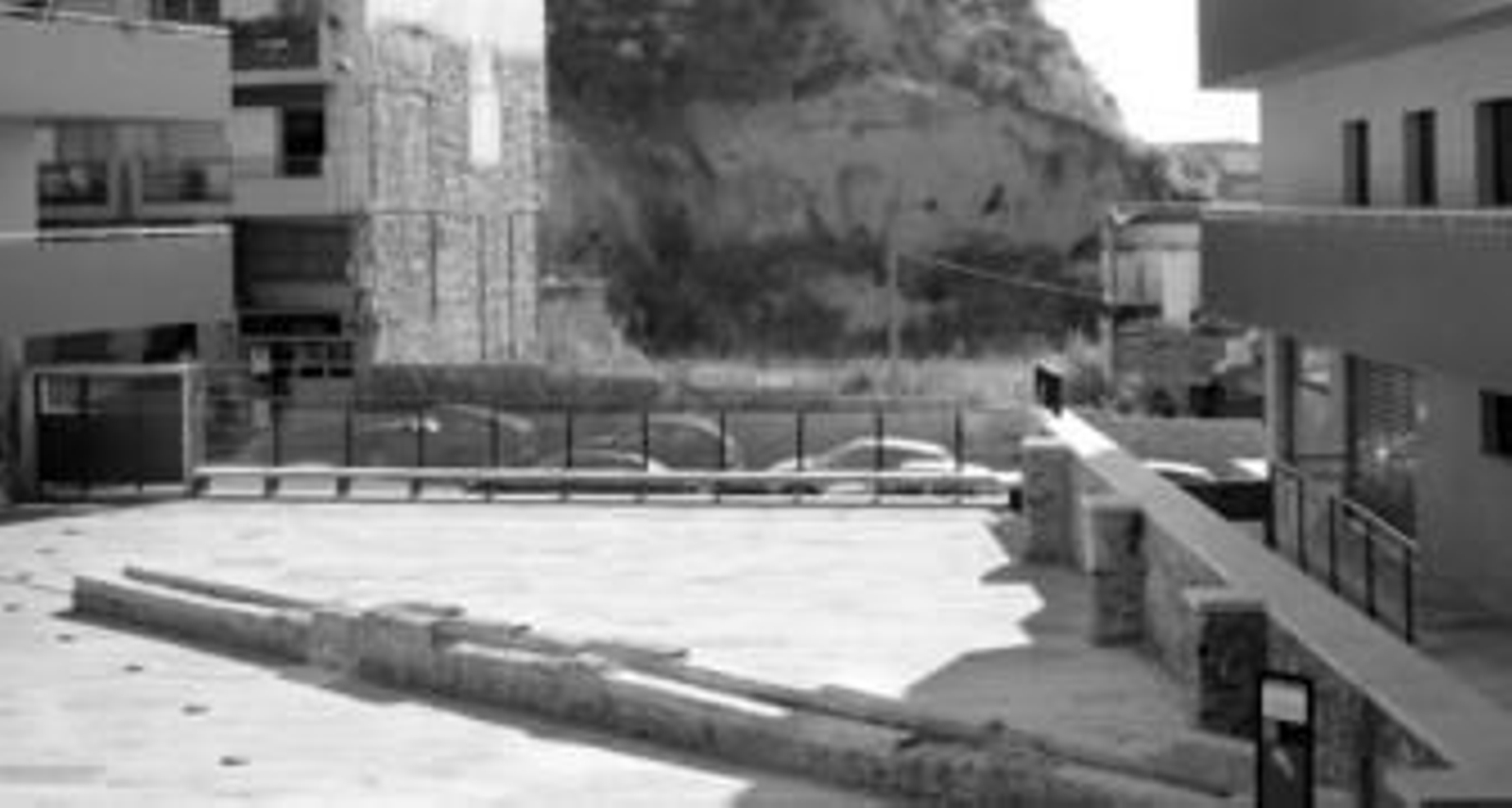 Desde la muralla que hoy se conserva en la plaza interior del antiguo colegio Francés se puede ver al fondo, en el cabezo,  los restos de la estructura.