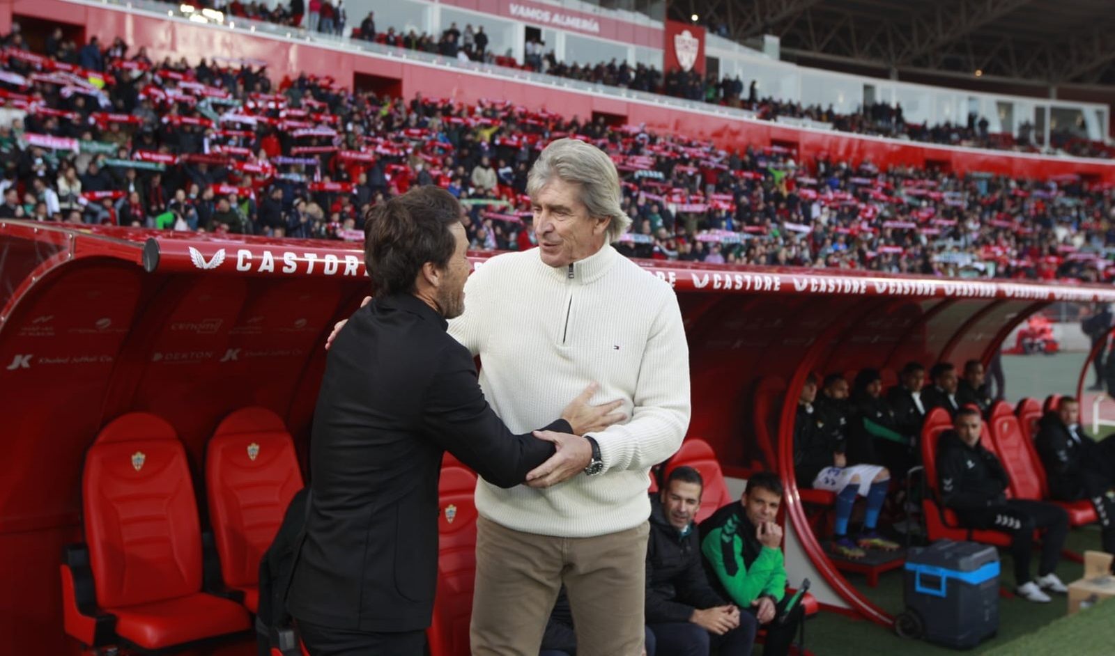 Rubi y Pellegrini se saludan antes del partido