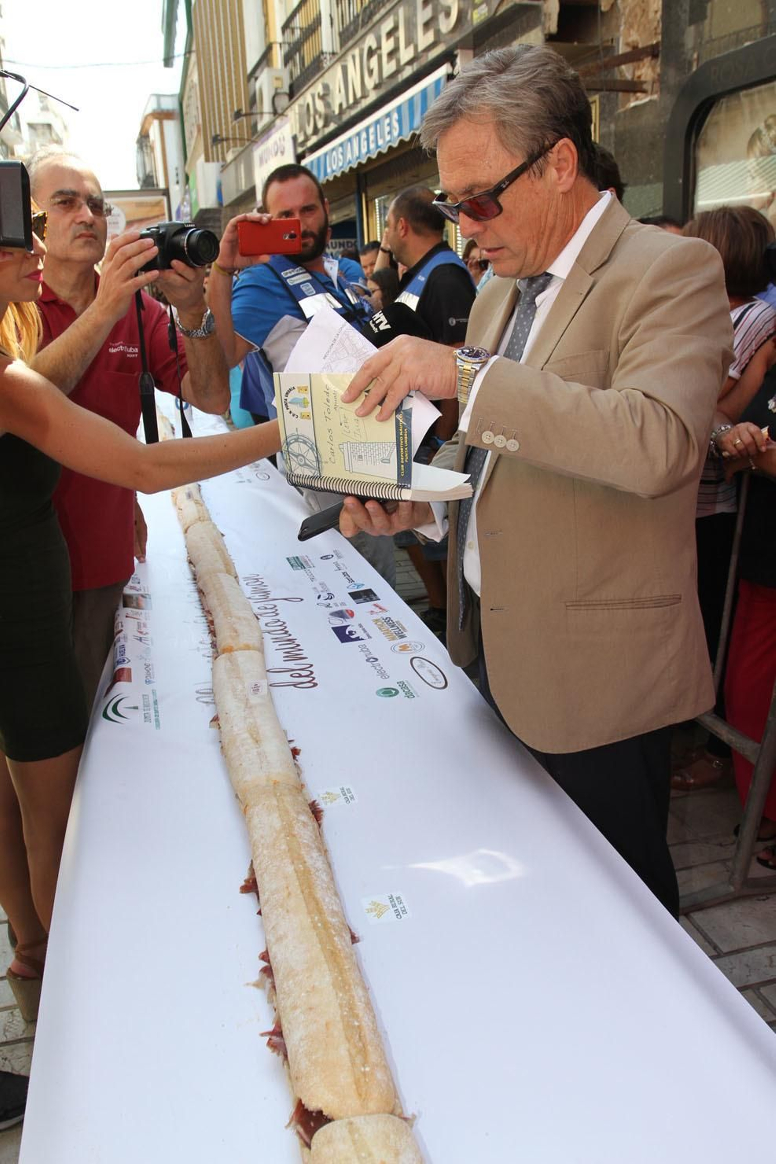 Record Guinnes del bocadillo de jamón mas grande del mundo, en Huelva