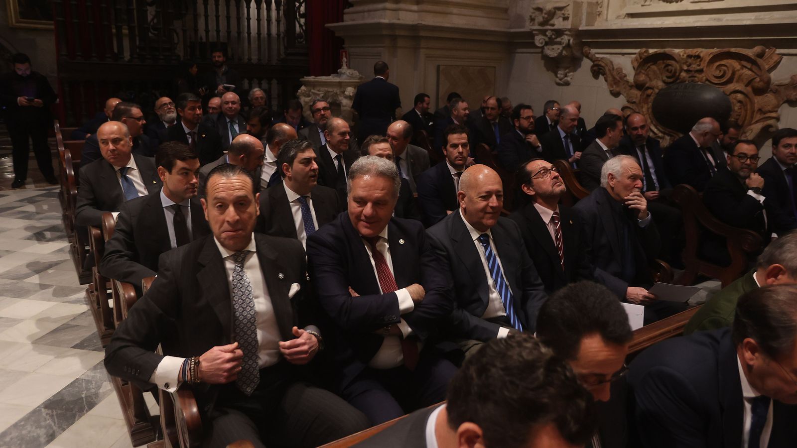 Hermanos mayores y representantes de las hermandades en la Capilla Real.