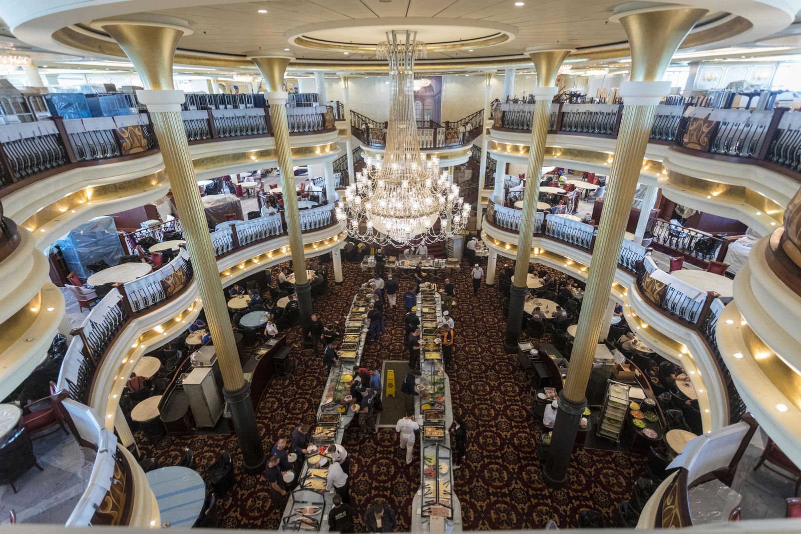 Impresionante lámpara en uno de los salones principales, donde almuerzan los trabajadores a bordo del crucero.