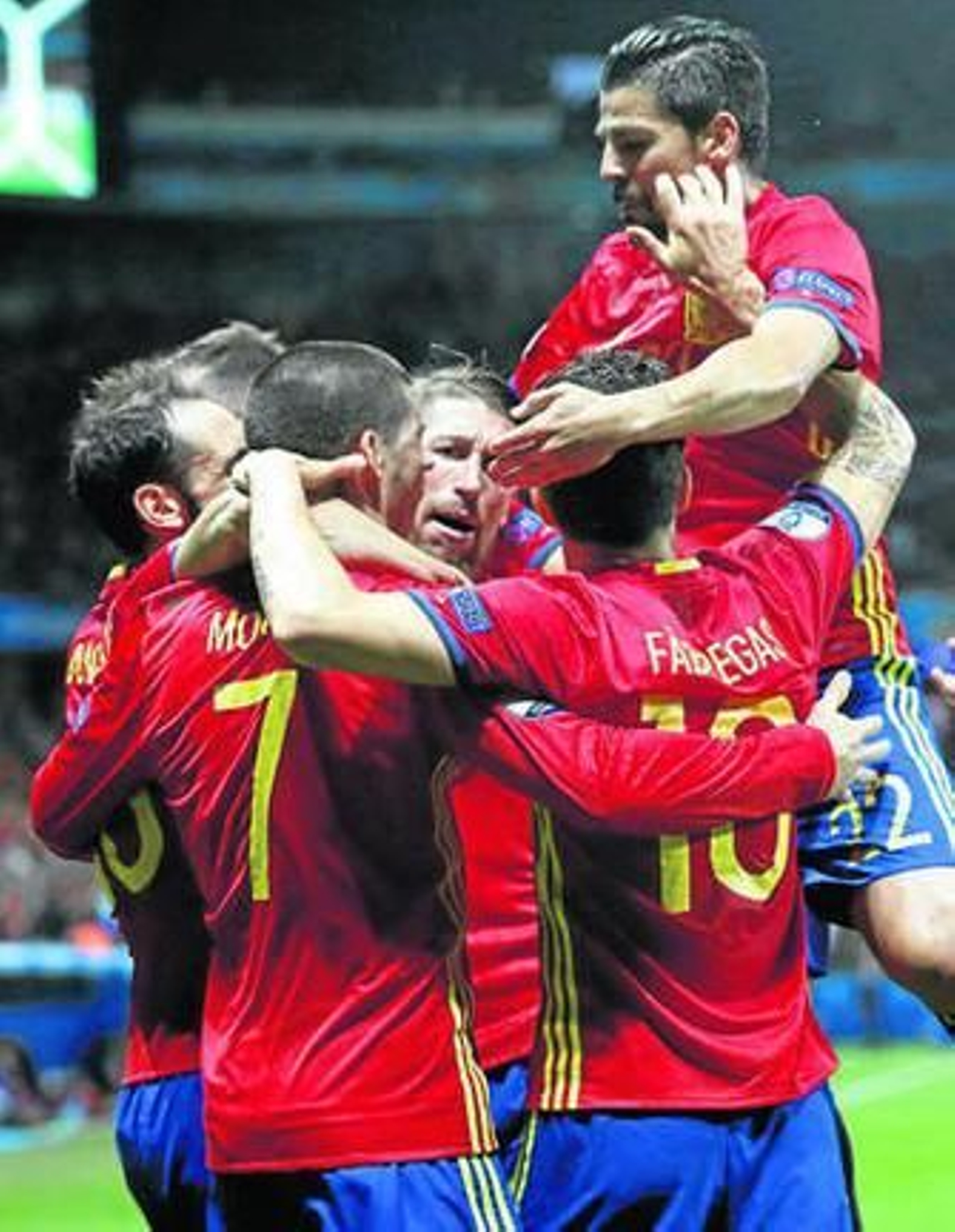 Los jugadores de la selección española se abrazan para celebrar el 1-0 ante Turquía.