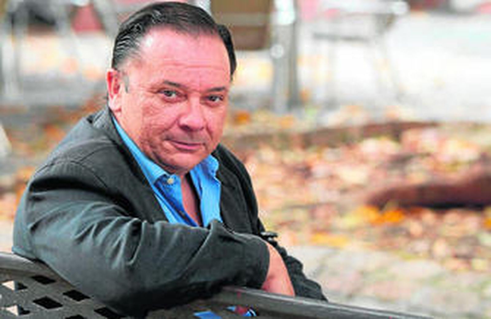 Manuel Ruiz Romero, durante la entrevista, días atrás. Arriba, a la derecha, fotografía del alcalde Antonio Miguel Oliver Villanueva.