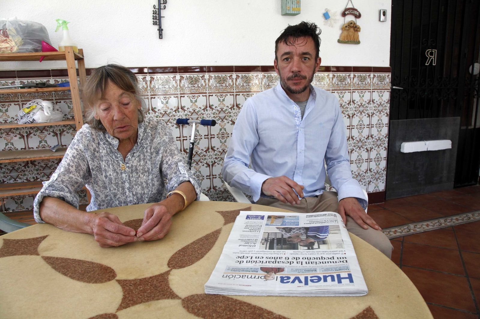 EL padre del pequeño junto a su madre en su domicilio