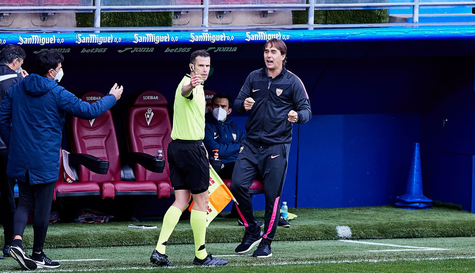 Lopetegui discute con el asistente de banda en Ipurua.
