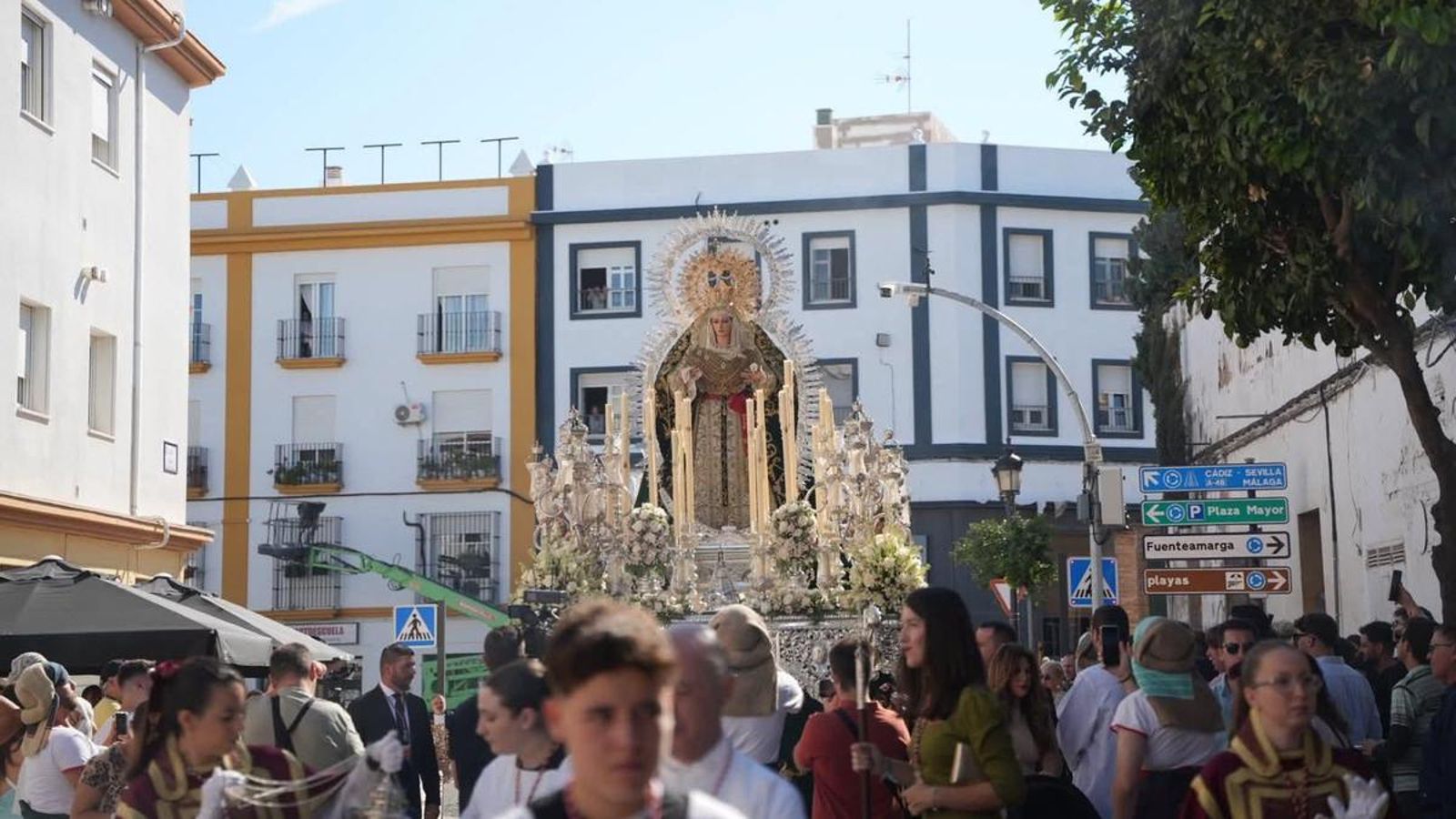 Momento en el que el cortejo discurre por la calle Bailén.