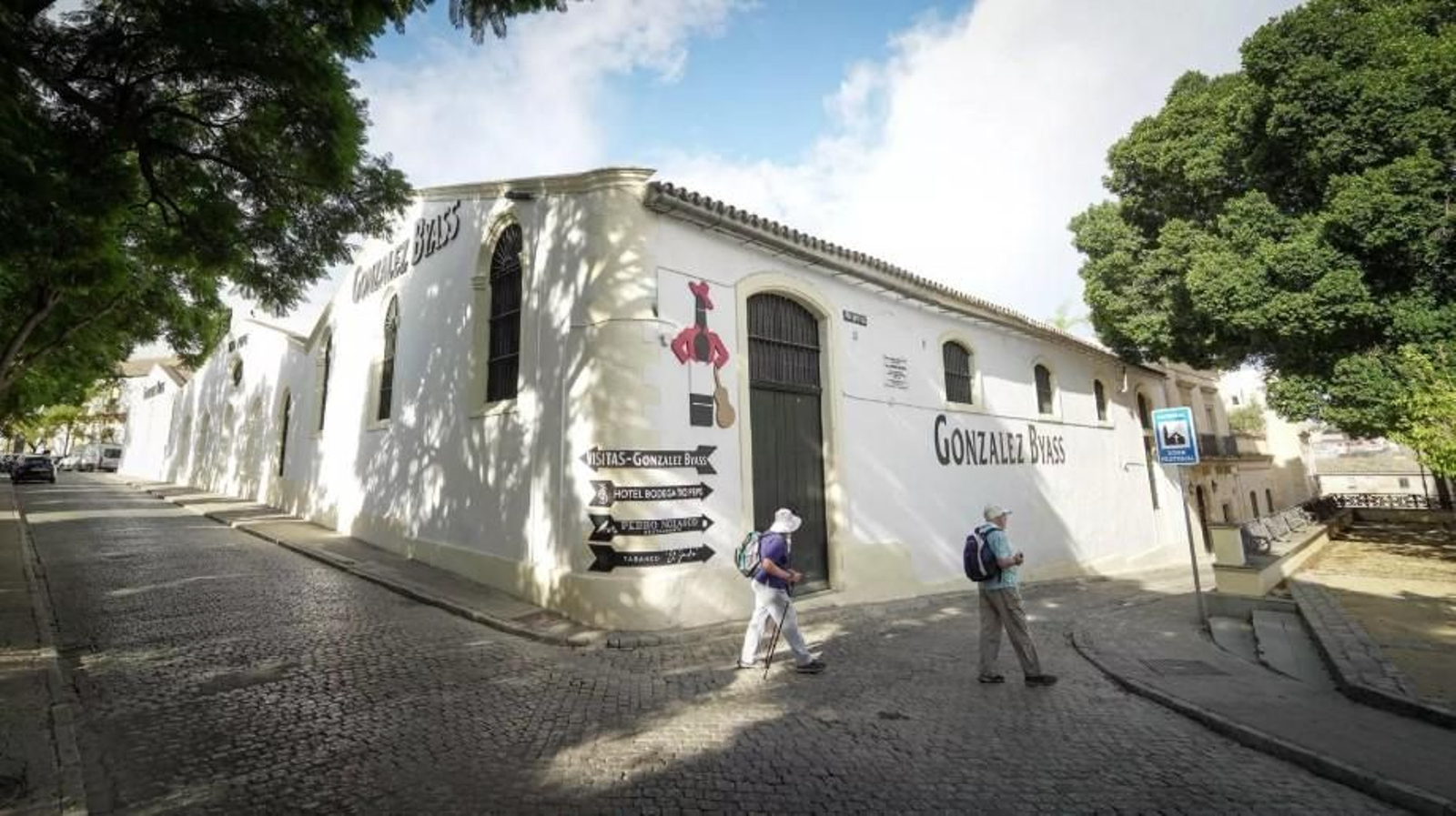 Turistas junto a las instalaciones bodegueras de González Byass en Jerez.