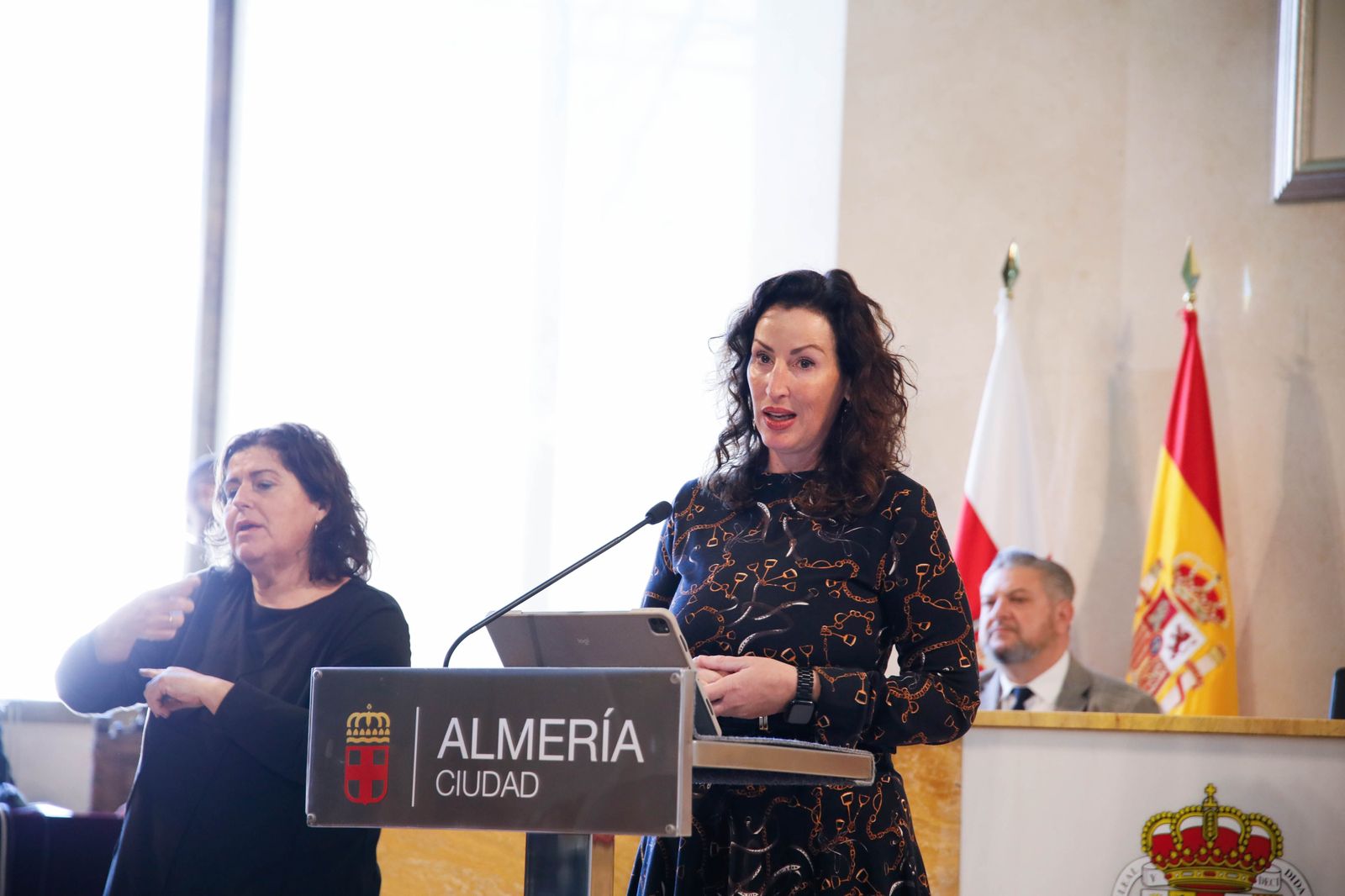 Imágenes de la entrega de las coronas a los emisarios de sus Majestades los Reyes Magos de Oriente