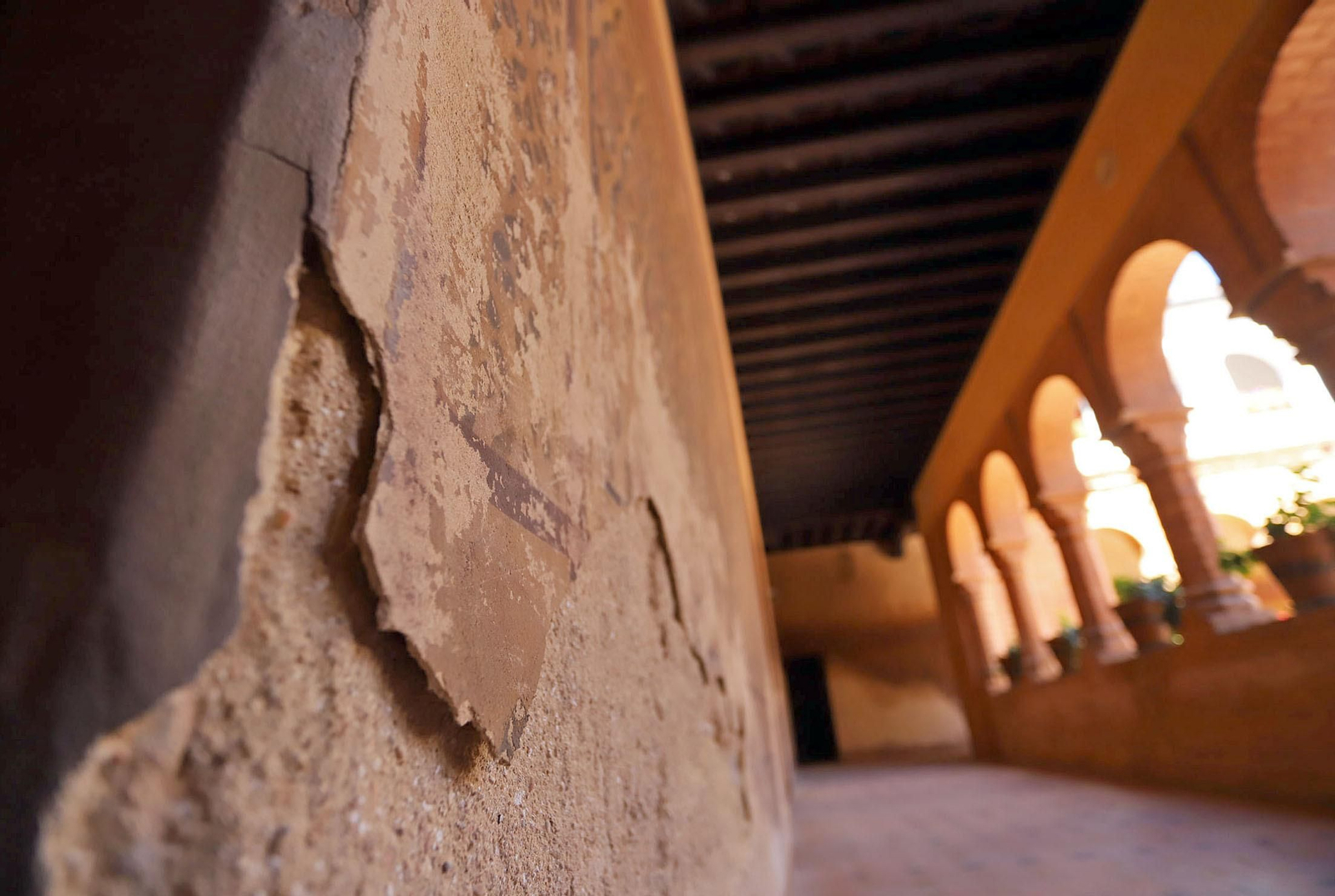 Estado de deterioro en el que se encuentra las pinturas murales del patio mudéjar de La Rábida.