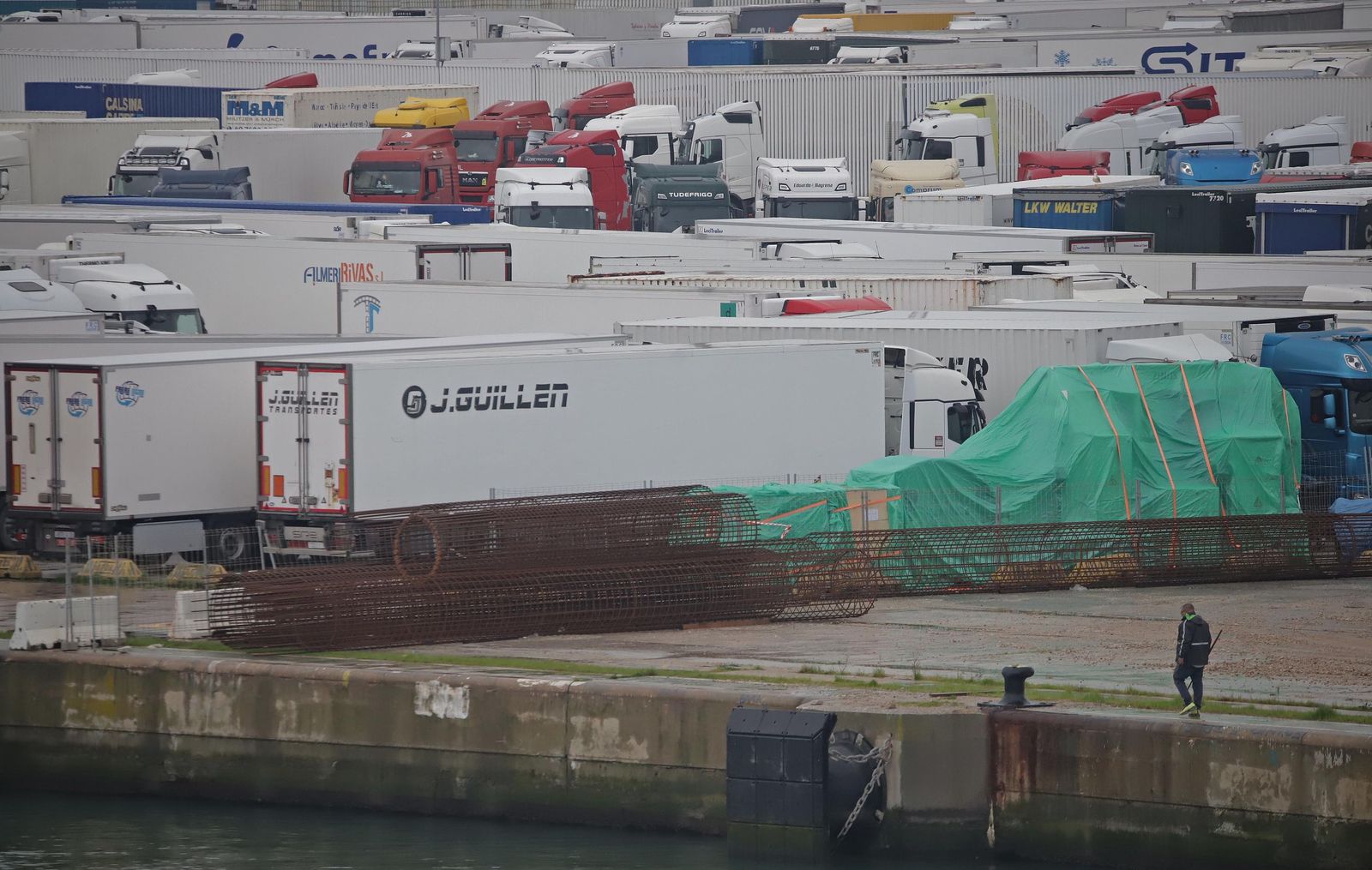 Fotos del cierre del acceso para camiones en el Puerto de Algeciras