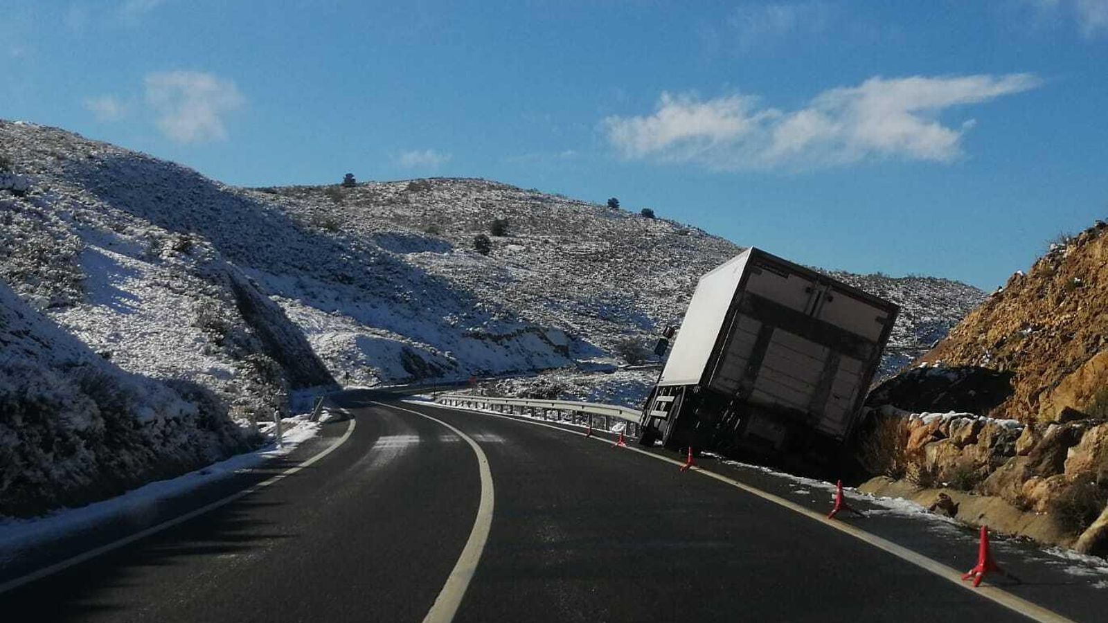 Un camión se salía de la calzada en la carretera de Padules a Fondón.