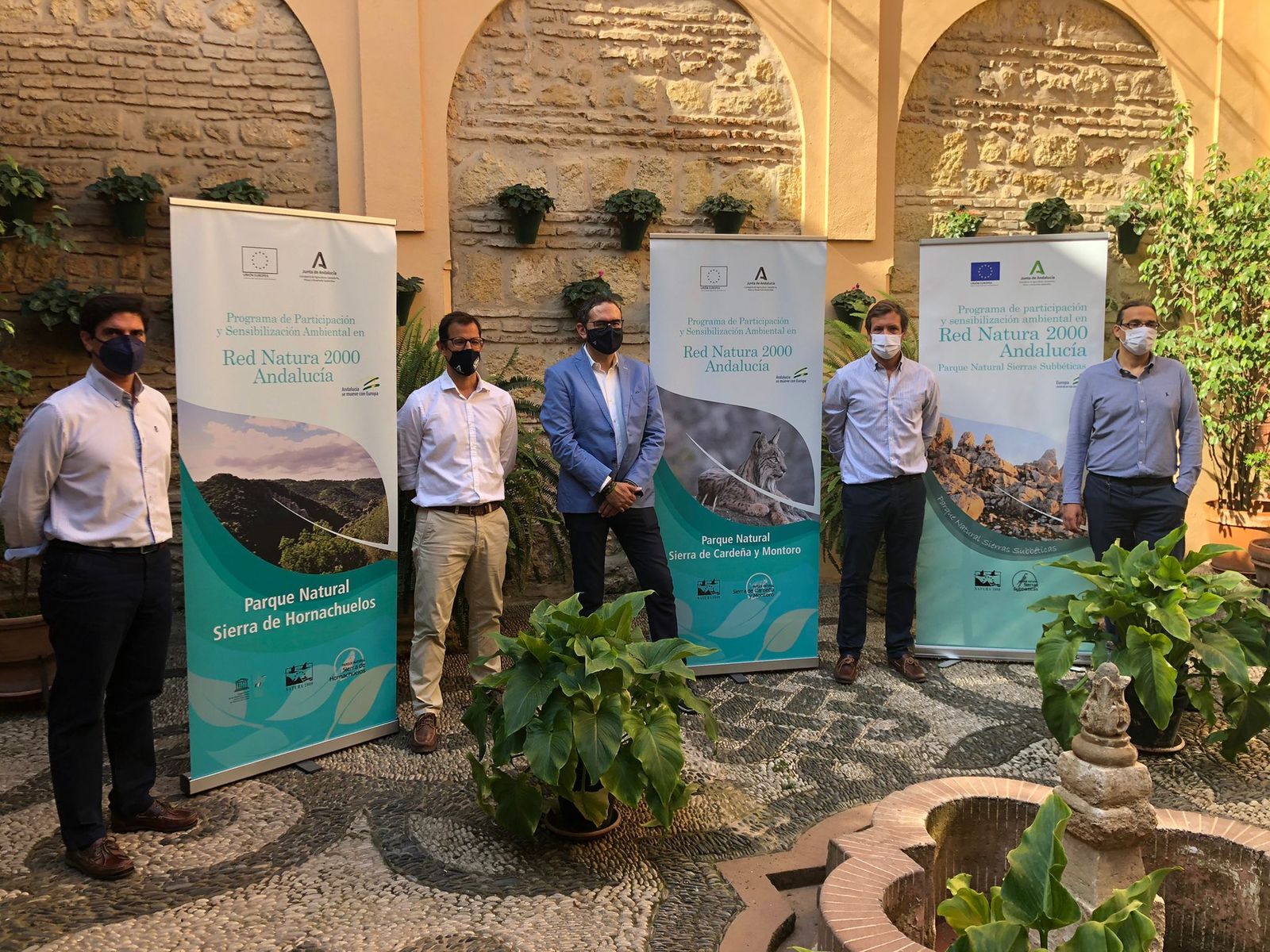 Representantes institucionales presentan la programación de las actividades.