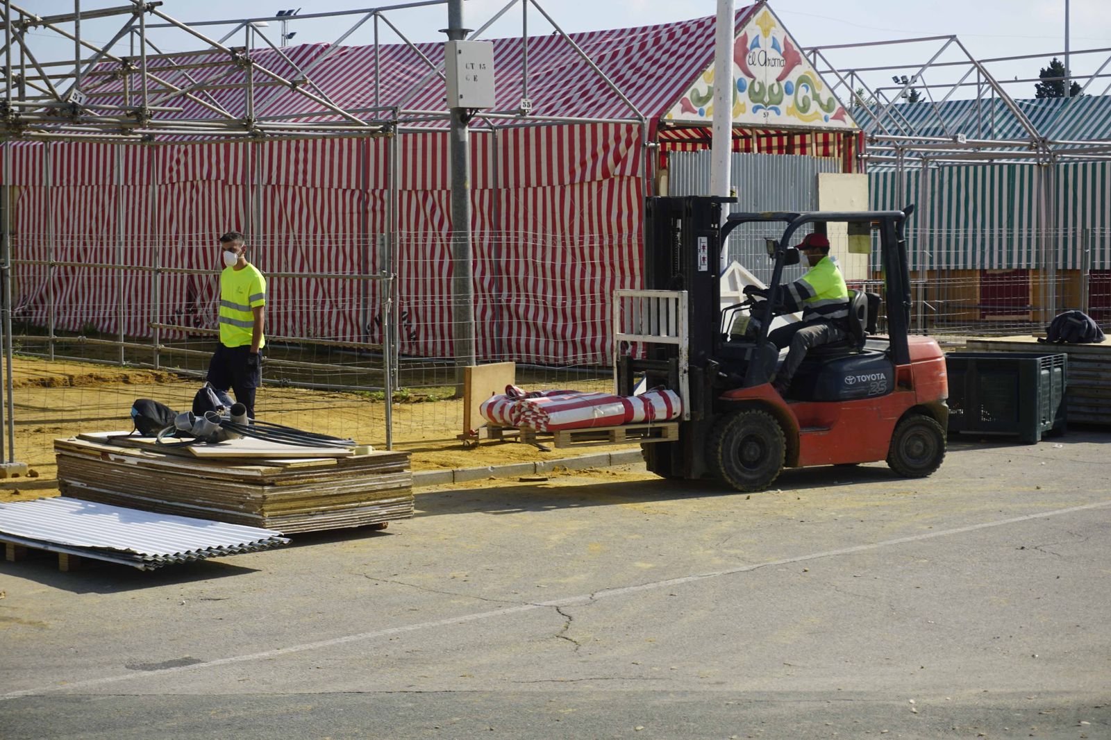 Coronavirus en Sevilla: Comienza el desmontaje de la feria