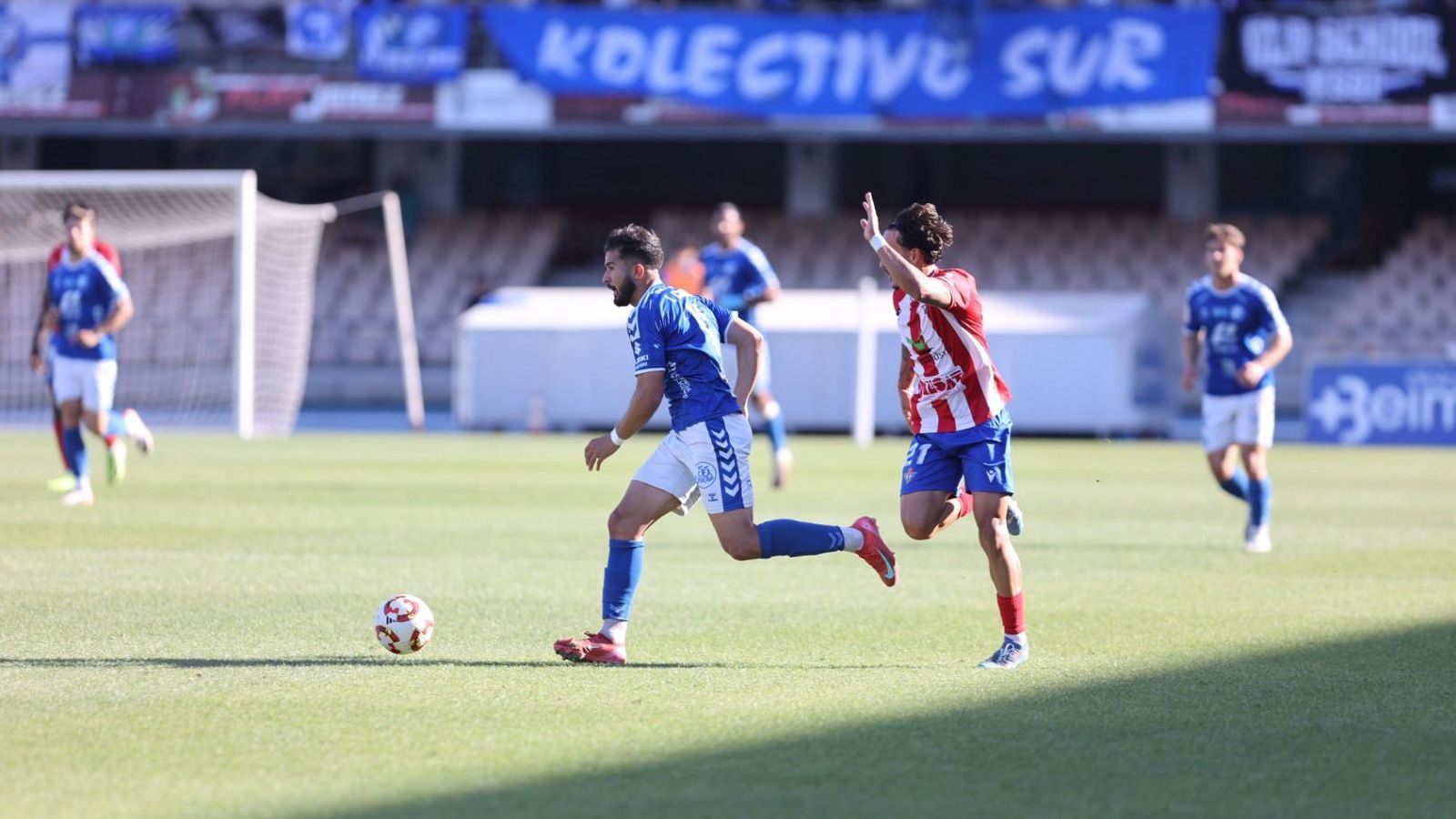 Ilias Charid corre con el balón perseguido por Álex Benítez.