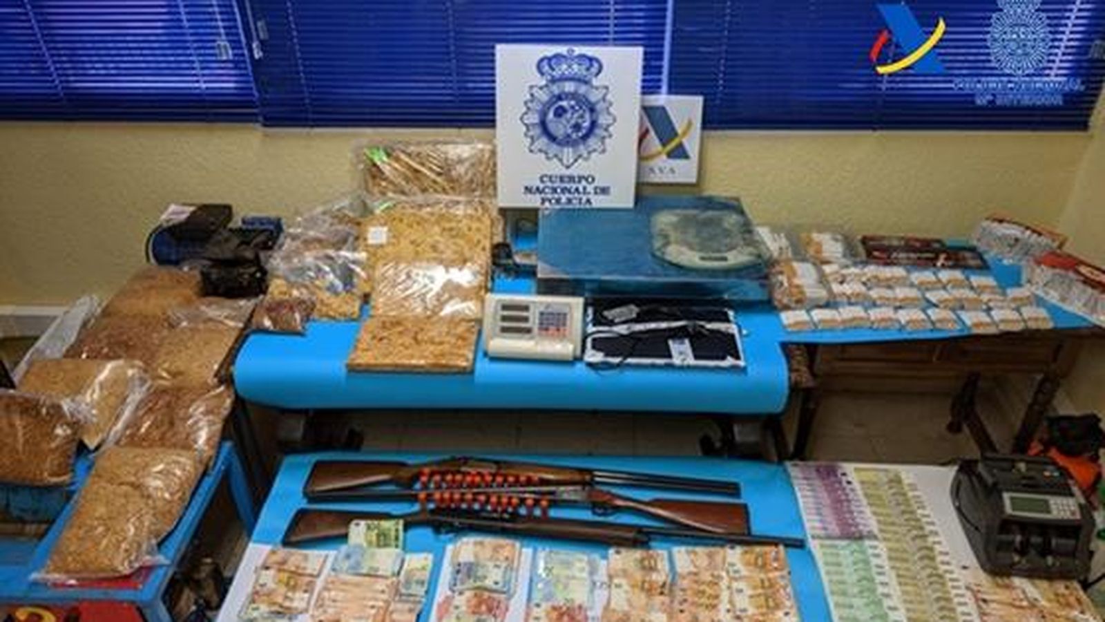 El tabaco, las armas y el dinero intervenido.
