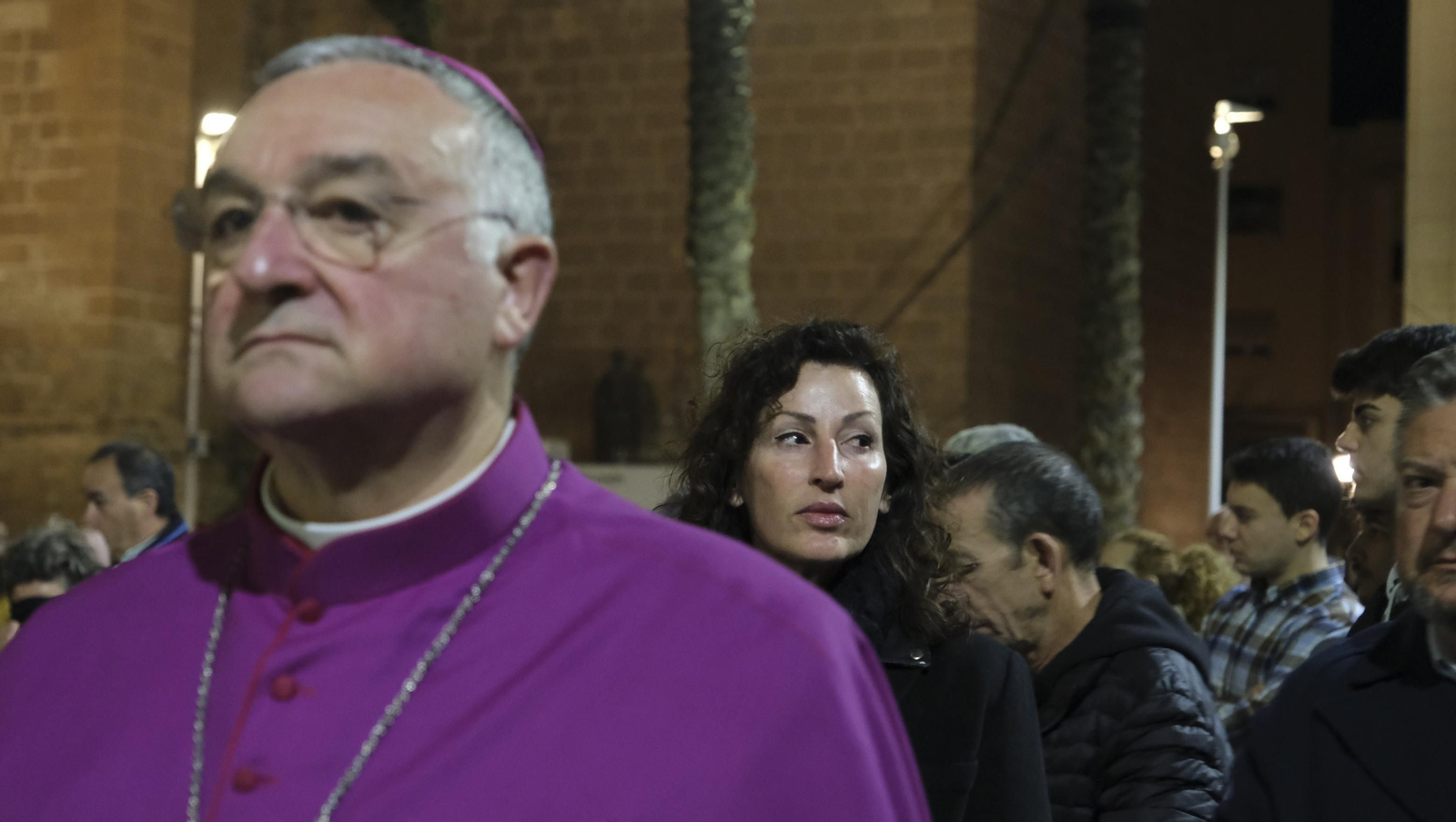 Procesión del Vía Crucis-Cristo de la Escucha en Almería, en imágenes