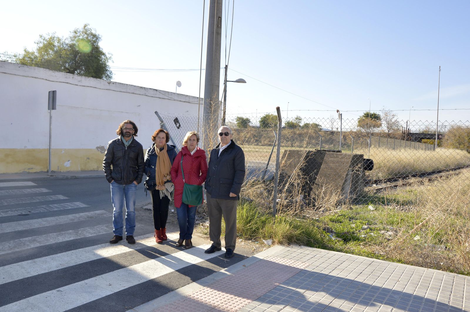 Vecinos de los Olivos Borrachos junto al tacón ferroviario.