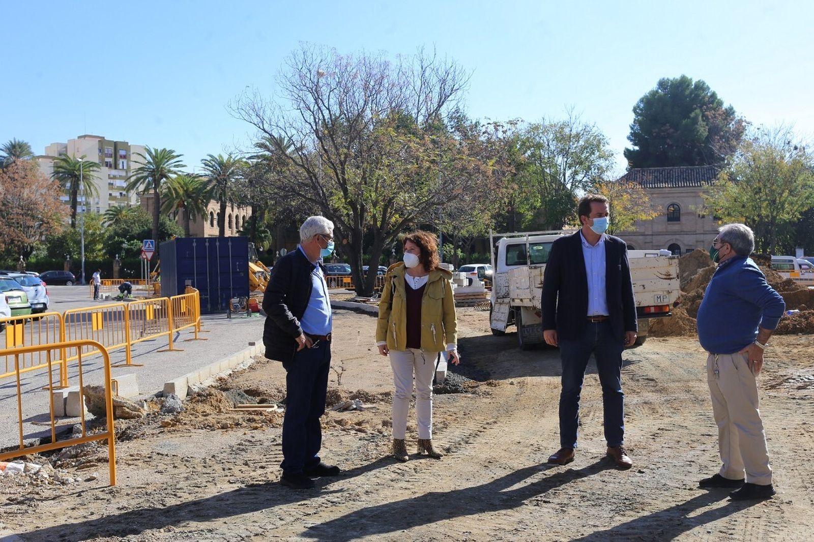 El delegado del Distrito Norte, José Antonio Barrionuevo, en una reciente visita a la zona, junto a unos vecinos.