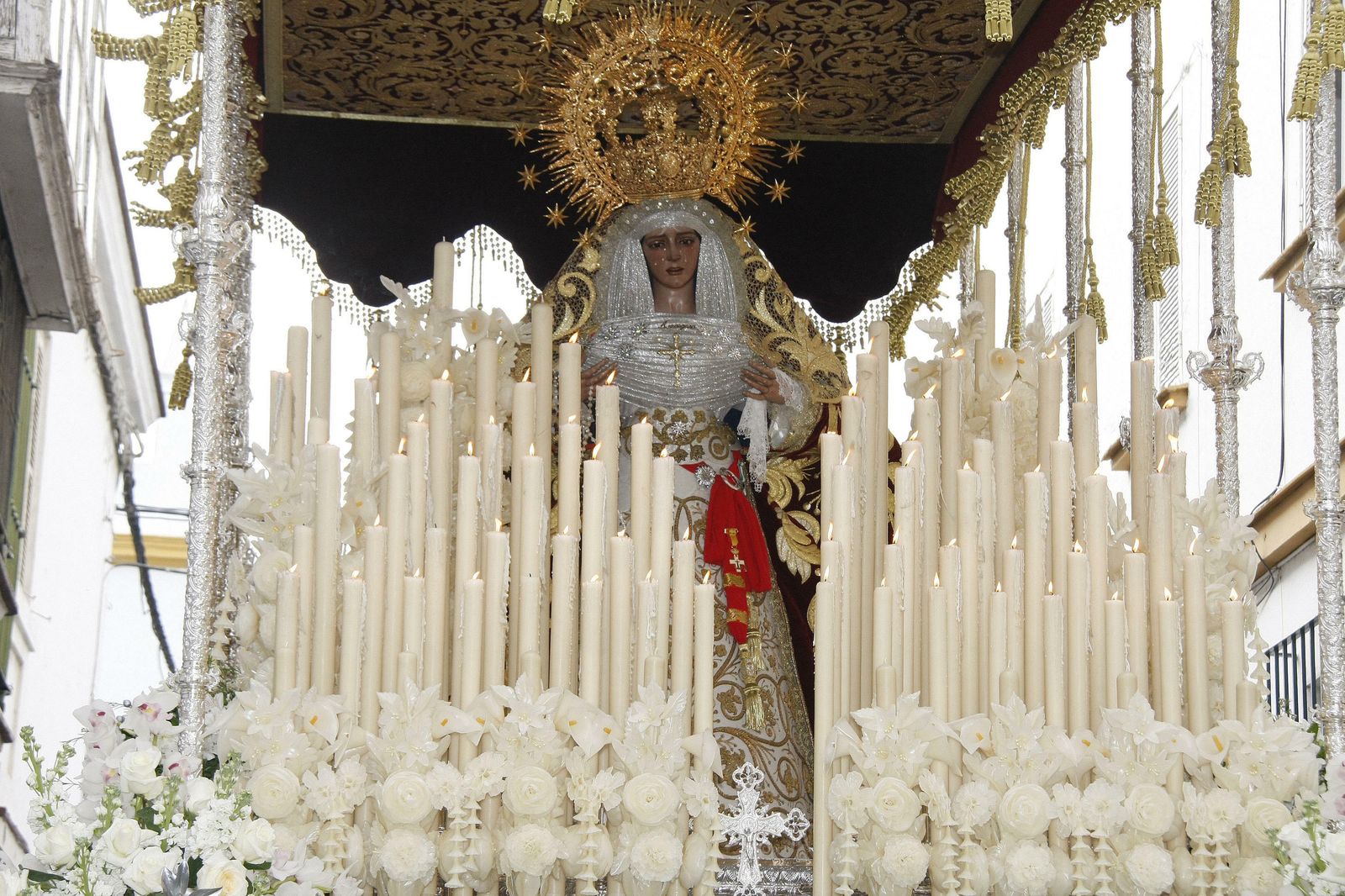 Nuestra Señora de la Amargura, con la candelería encendida.
