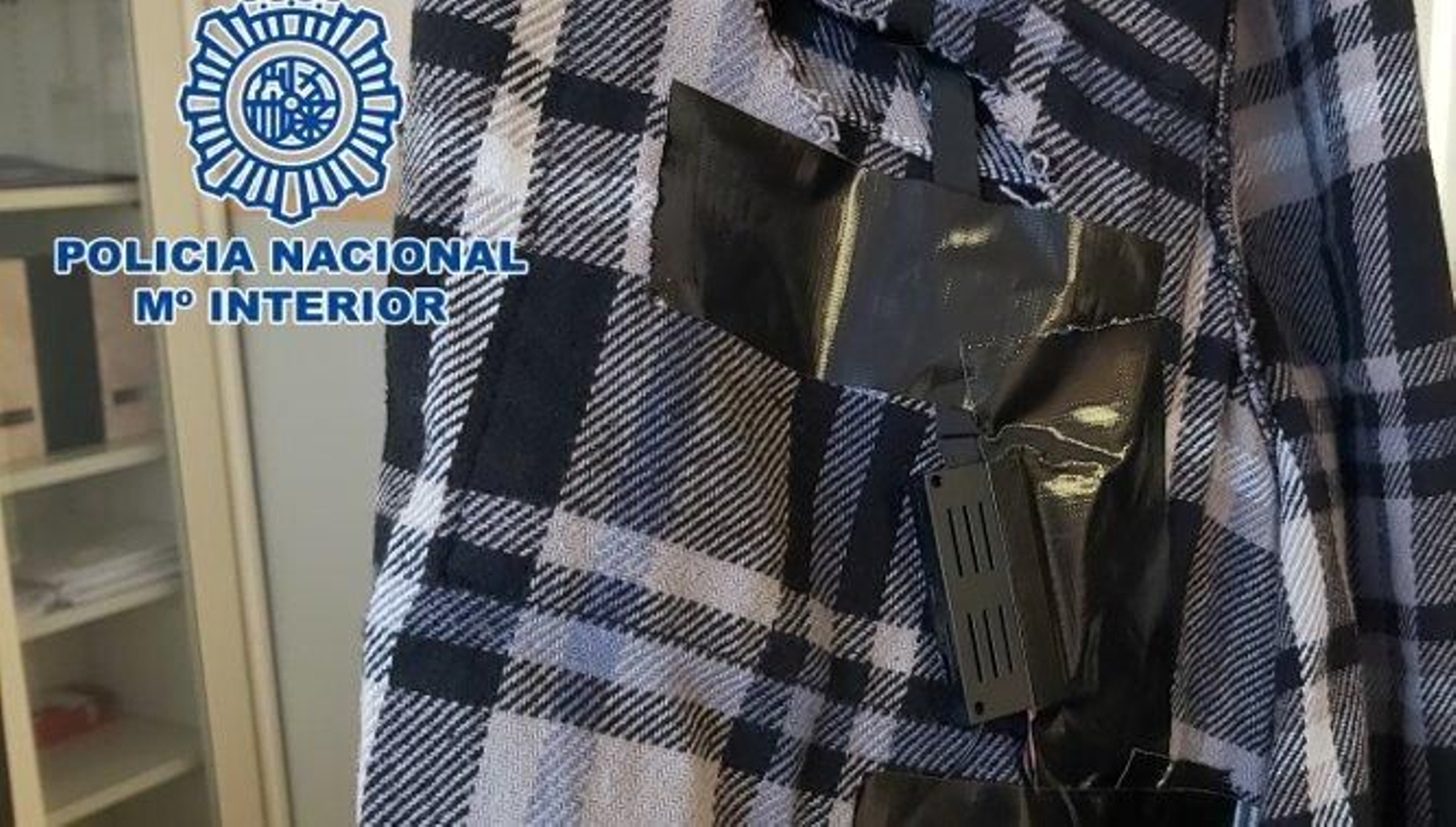 Un dispositivo de grabación en el bolsillo de una camisa.