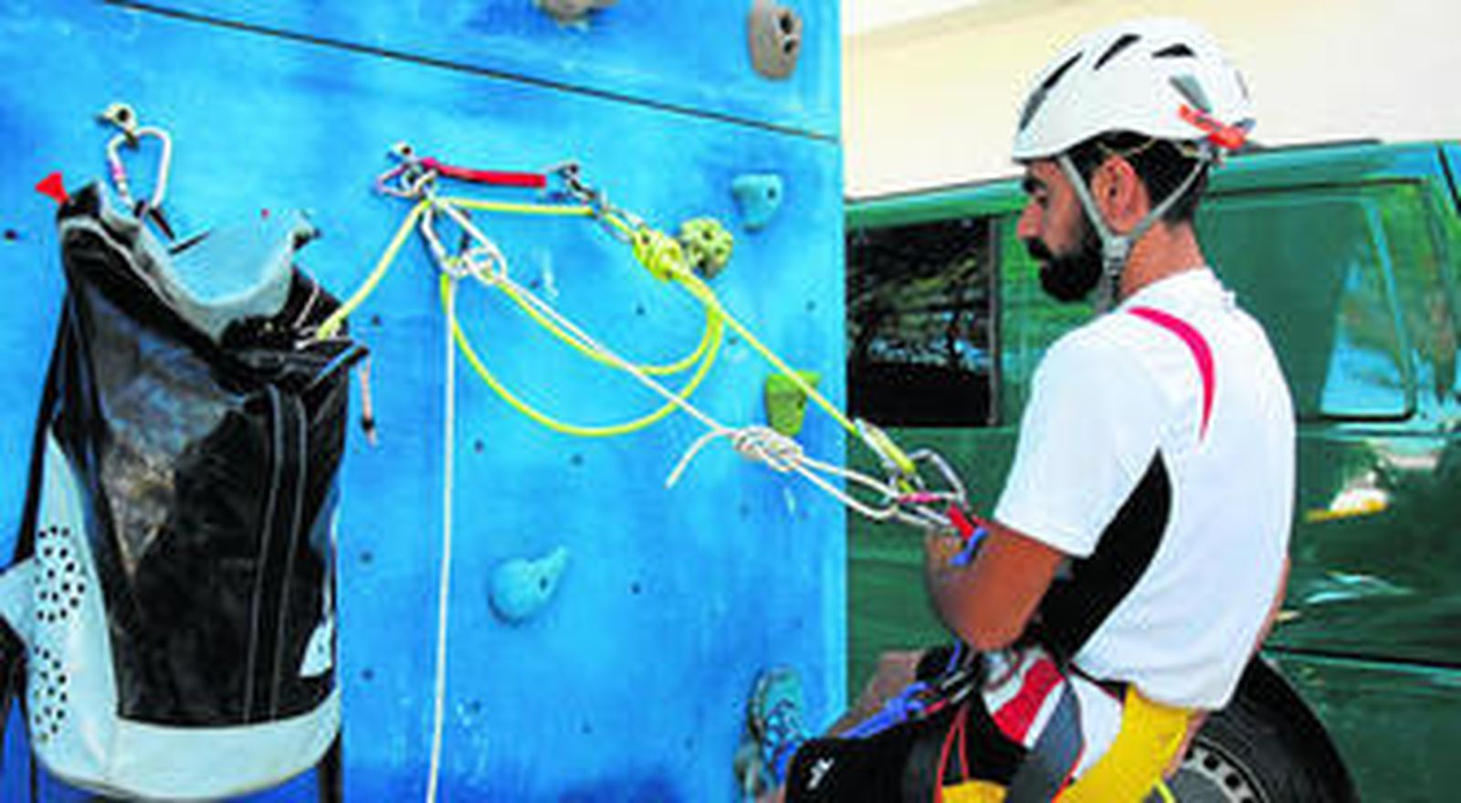 Un monitor explica como se deben colocar los materiales al inicio del rápel.