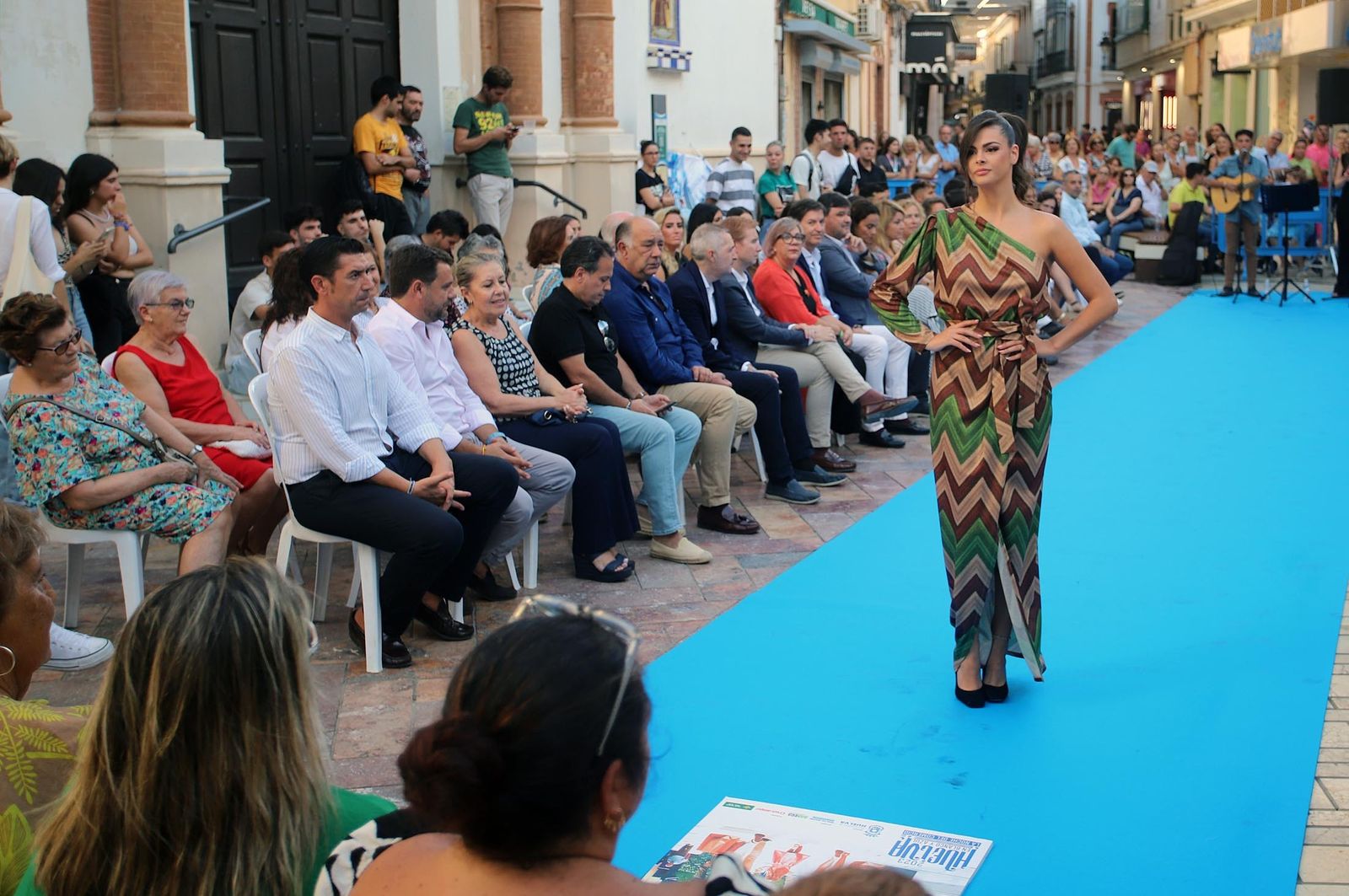 Imágenes de Huelva en blanco y azul, la noche del comercio