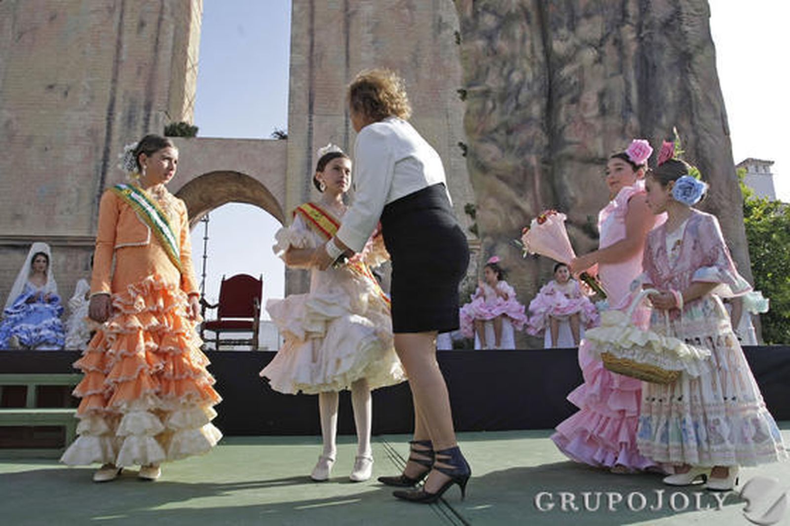 Cristina Barcia y Estefanía del Río, reinas infantil y juvenil respectivamente, fueron coronadas en un imponente escenario que recreaba el Tajo de Ronda.

Foto: Erasmo Fenoy