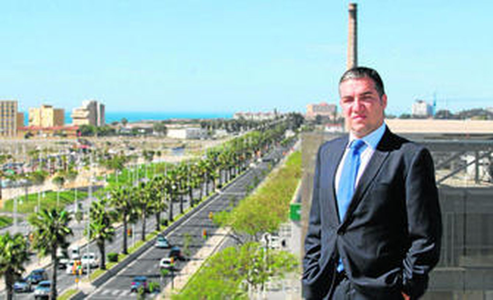 Elías Bendodo, en la azotea de la sede de la Diputación de Málaga, ante el paseo marítimo.