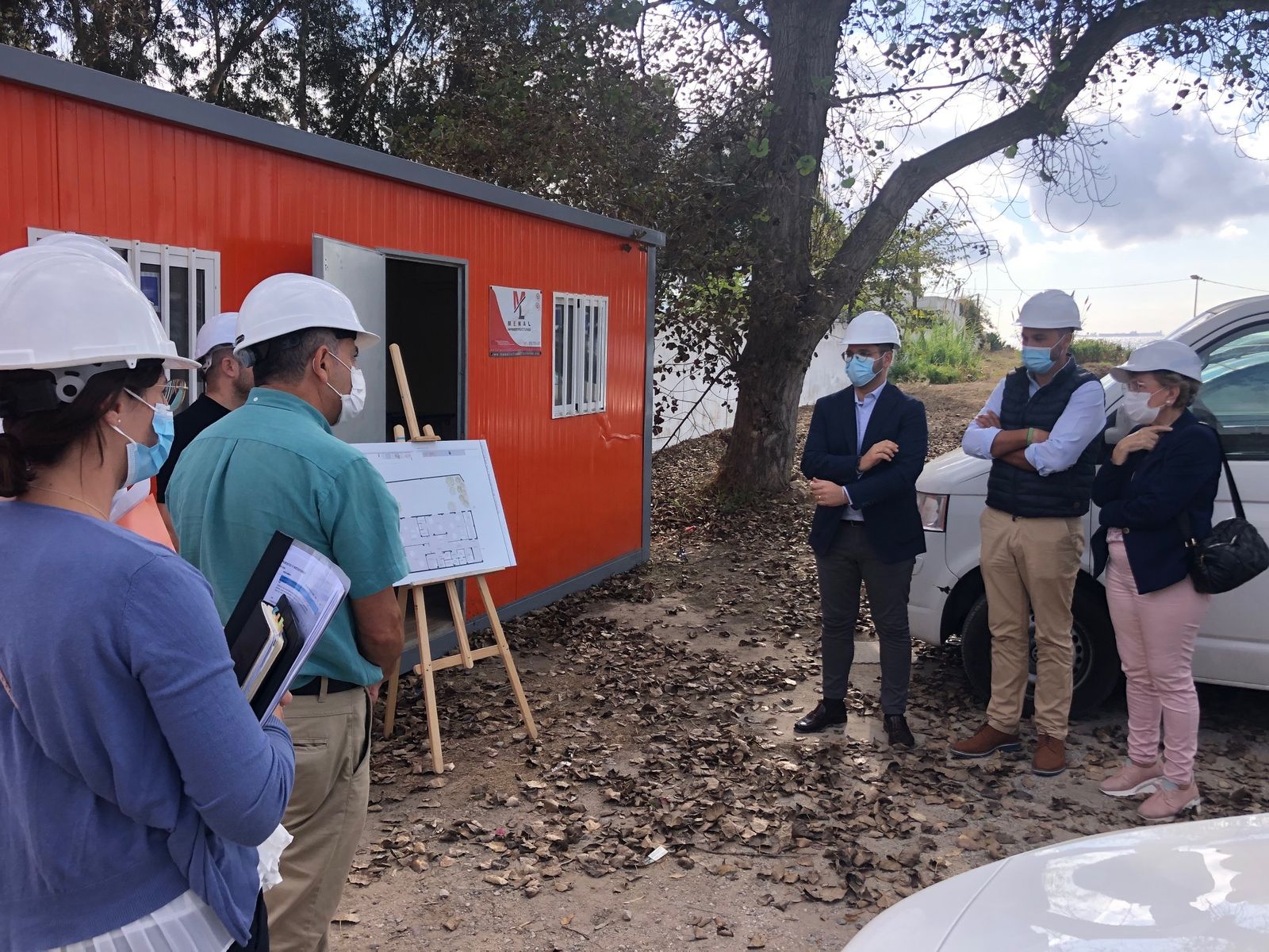 Miguel Alconchel y María Luisa Escribano escuchan las explicaciones sobre el futuro centro de Asansull en Palmones.
