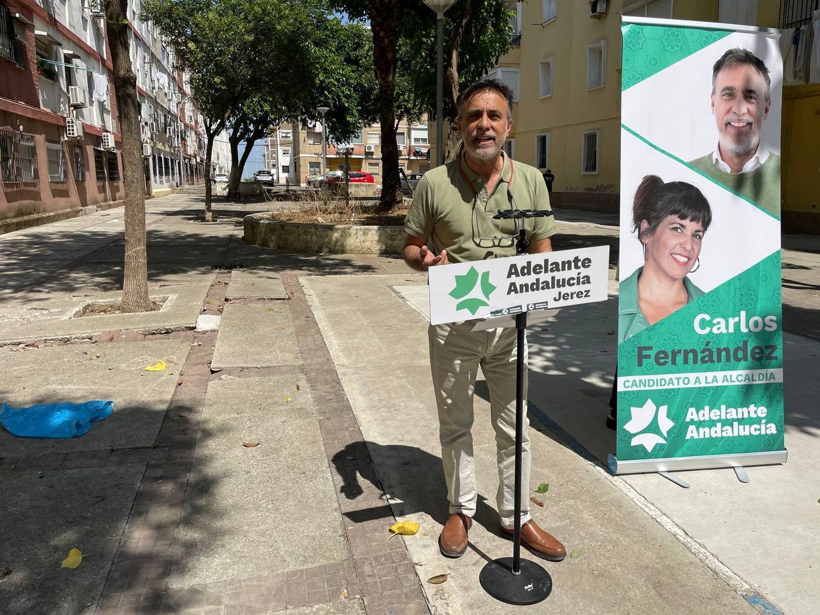 El candidato de Adelante Andalucía a la Alcaldía de Jerez, Carlos Fernández, en la barriada de Las Torres.