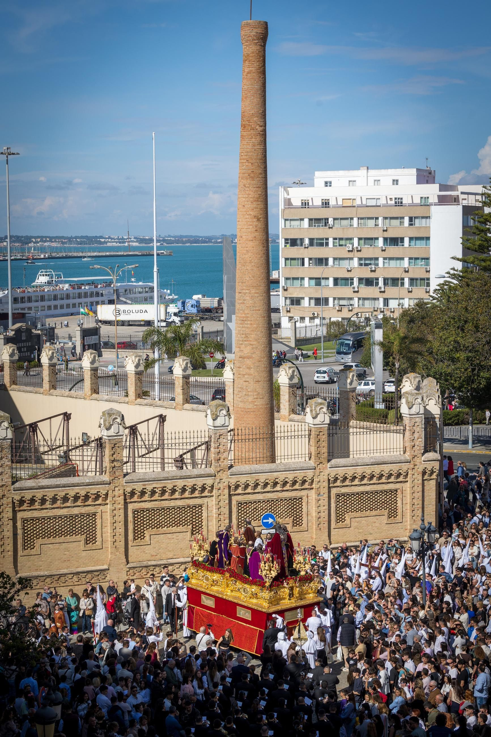Imágenes de la salida de la Sagrada Cena en la Semana Santa de Cádiz 2025