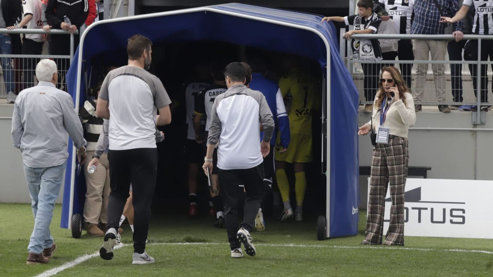 David Sánchez abandona el terreno de juego del Ciudad de La Línea por última vez como entrenador de la Balona