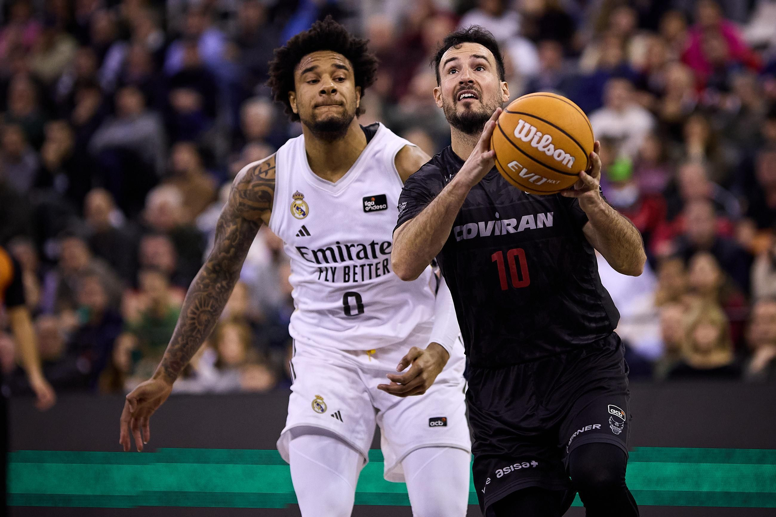 Lluís Costa penetra a canasta ante el Real Madrid.
