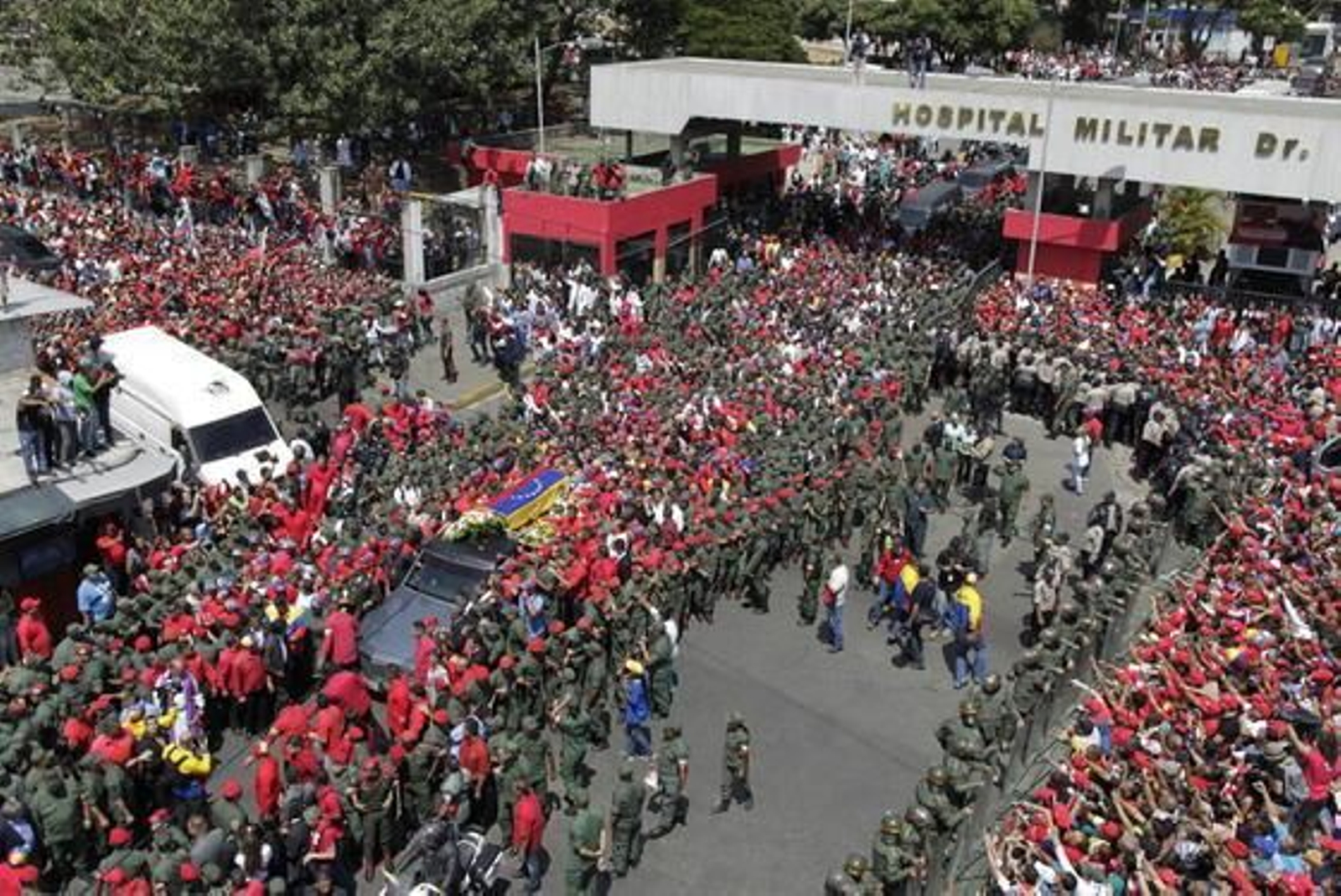 Multitudinario traslado del féretro de Chávez por las calles de Caracas.

Foto: Efe