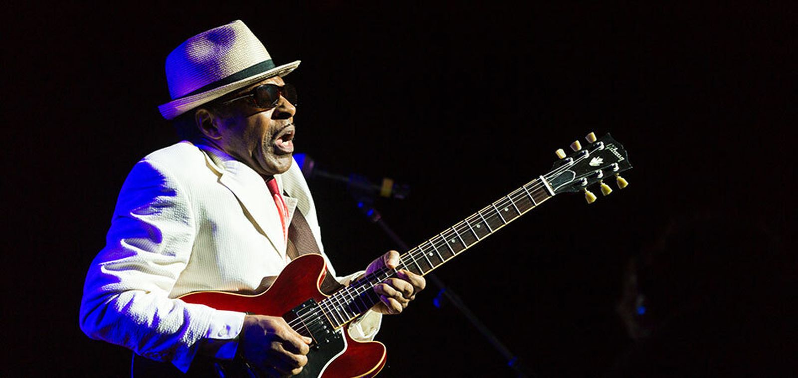 El 'bluesman' Vasti Jackson, durante una actuación en Clarksdale (Misisipi).