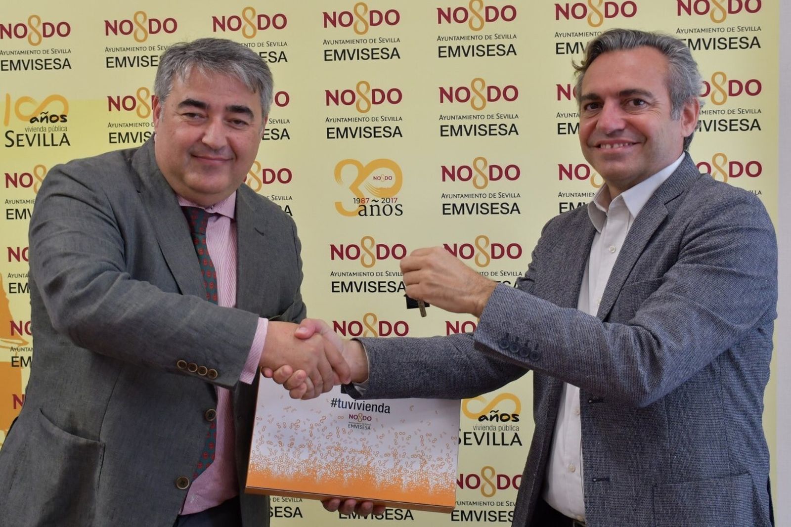 Felipe Castro entrega a Diego Gallardo las llaves de la vivienda cedida por Emvisesa a la Fundación SAMU.